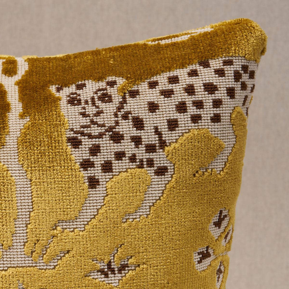 Cet oreiller est en velours léopard Woodland avec une finition en bord de couteau. Une multitude de peintures et de textiles historiques ont servi de source à ce motif fabuleusement stylisé de léopard et d'arbre. Le motif répété en miroir de taille