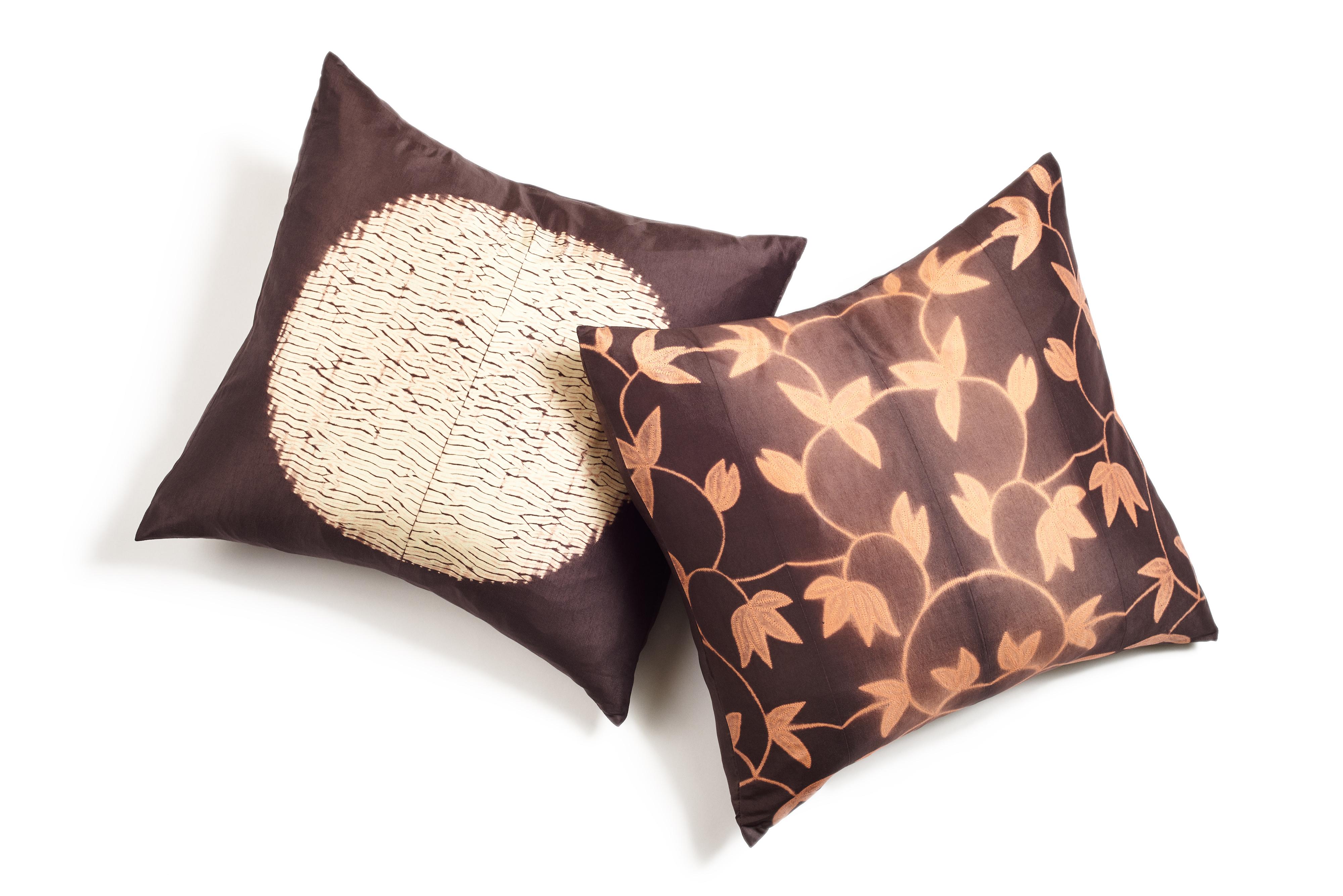 Cuscino in seta di gelso Shunya Black con stampa Shibori realizzata a mano in vendita 2