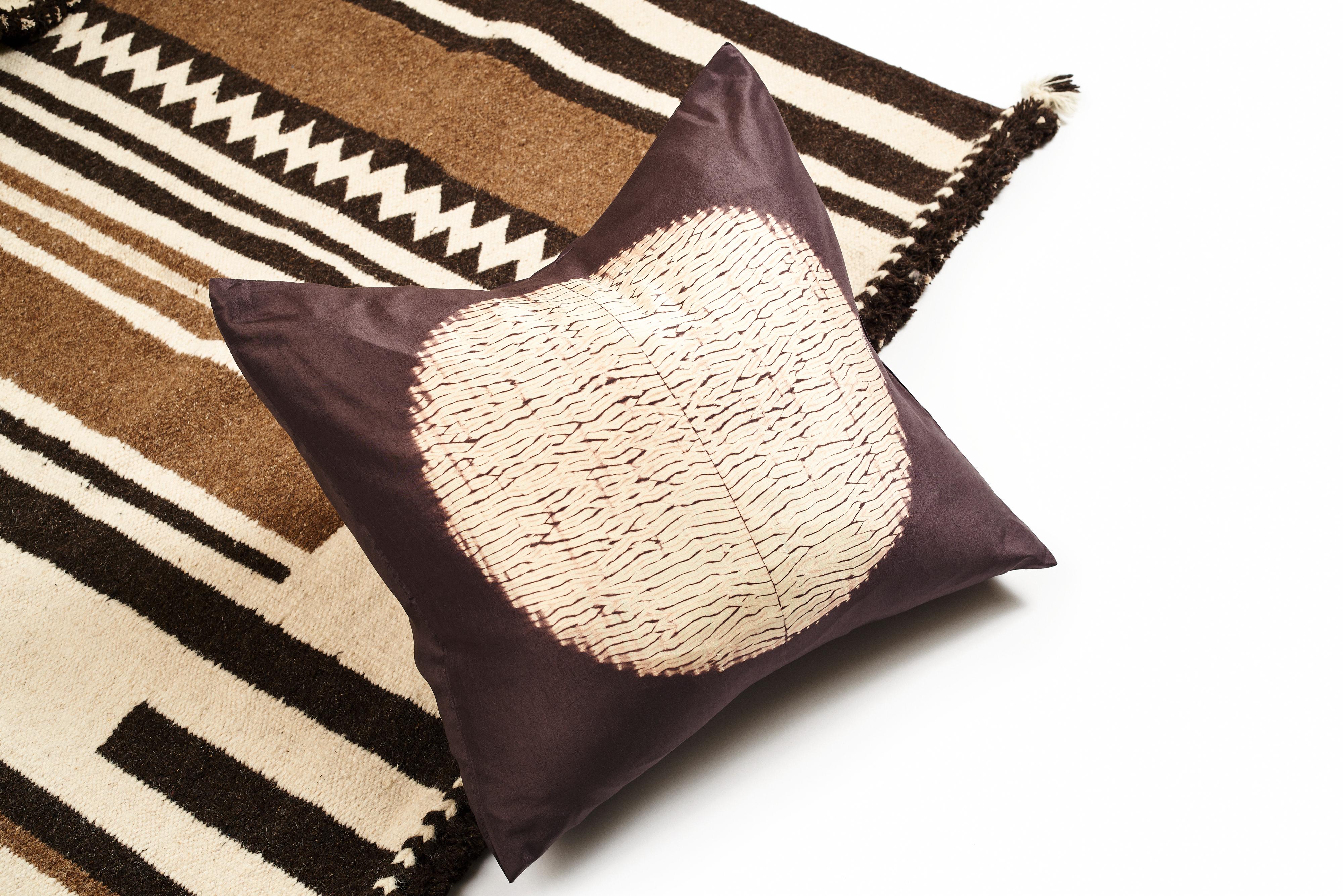 Cuscino in seta di gelso Shunya Black con stampa Shibori realizzata a mano in vendita 3