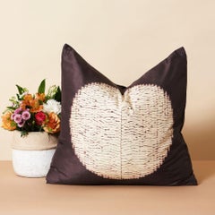 Shunya Schwarzes handgefertigtes Mulberry-Seidenkissen mit Shibori-Druck