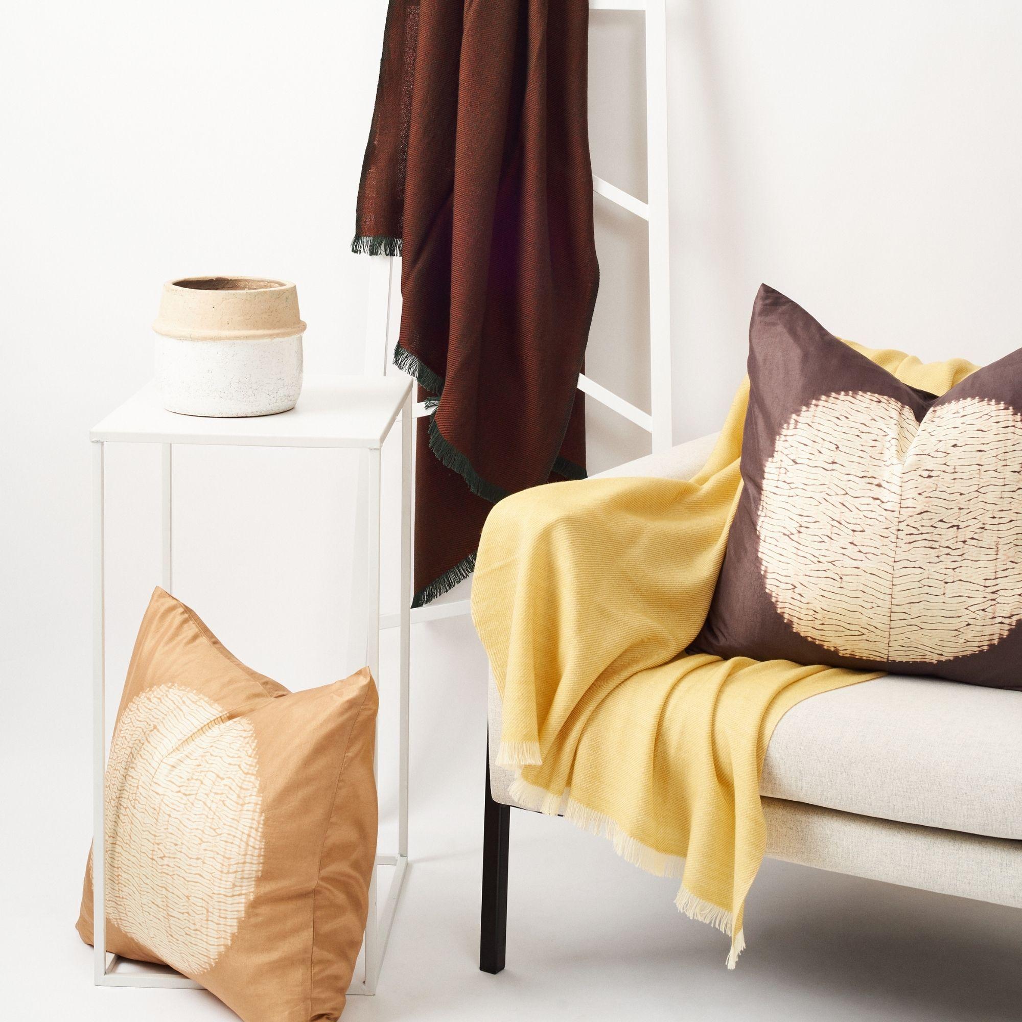 Cuscino in seta di gelso con stampa Shibori Shunya Gold realizzato a mano in vendita 2