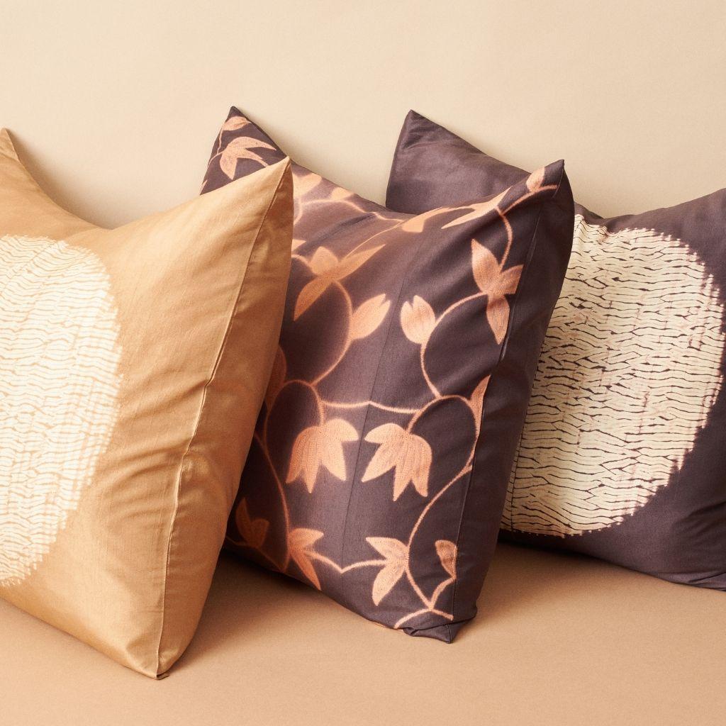 Cuscino in seta di gelso con stampa Shibori Shunya Gold realizzato a mano in vendita 4