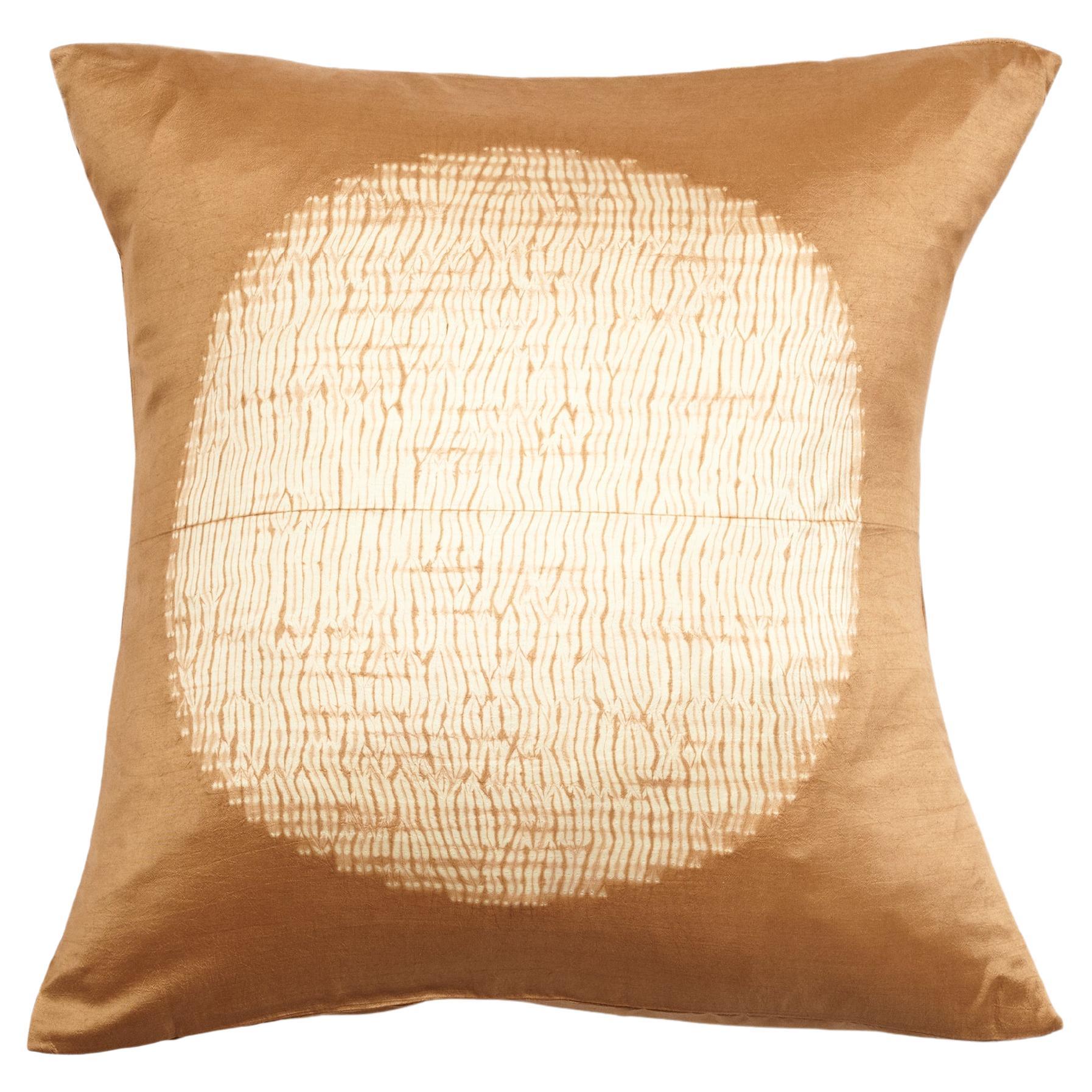 Cuscino in seta di gelso con stampa Shibori Shunya Gold realizzato a mano