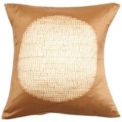 Shunya Goldfarbenes handgefertigtes Mulberry-Seidenkissen mit Shibori-Druck