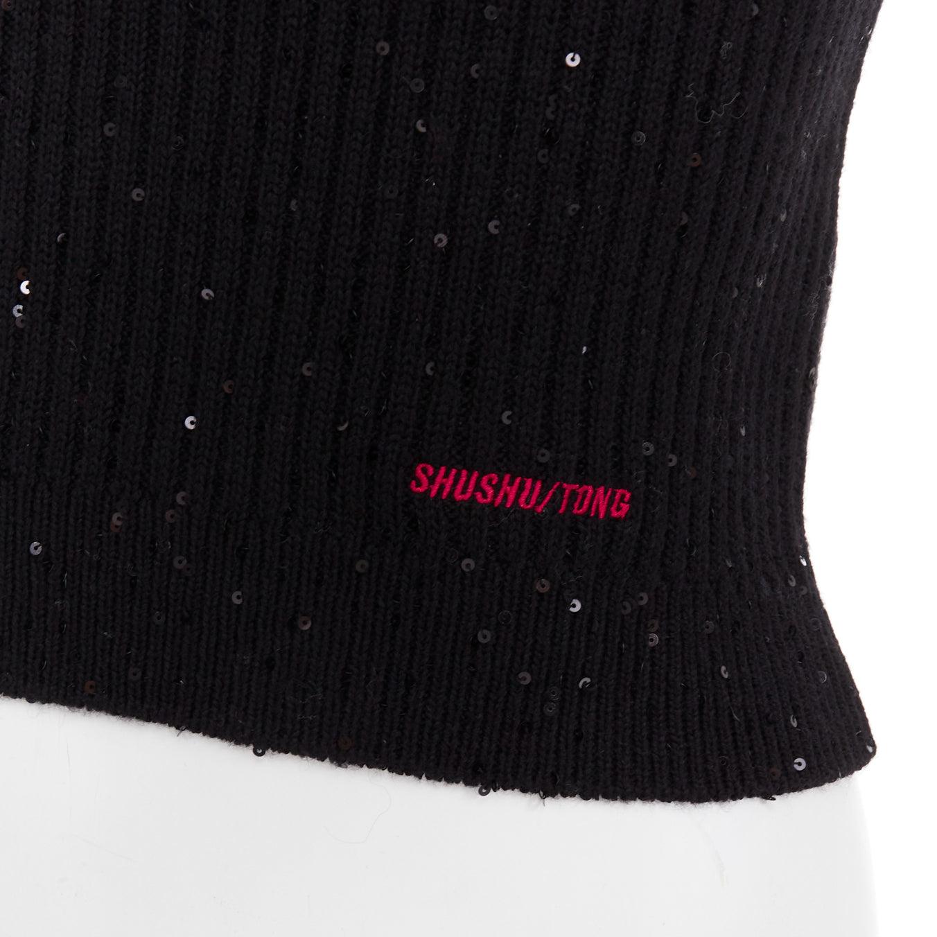 SHUSHU TONG black sequinned knit collared red logo rib crop vest UK6 XS
Reference: AAWC/A01410
Brand: Shushu Tong
Material: Wool, Cotton, Blend
Color: Black, Red
Pattern: Sequins
Closure: Pullover
Extra Details: Black wool ribbed knit. Rounded