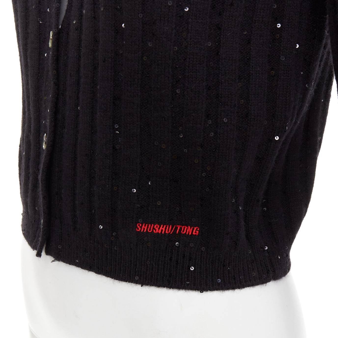 SHUSHU TONG black sequins wool cotton blend logo crop cardigan UK6 XS
Reference: AAWC/A01429
Brand: Shushu Tong
Material: Wool, Cotton, Blend
Color: Black, Red
Pattern: Solid
Closure: Button
Extra Details: SHUSHU/TONG wool-blend cardigan with sequin