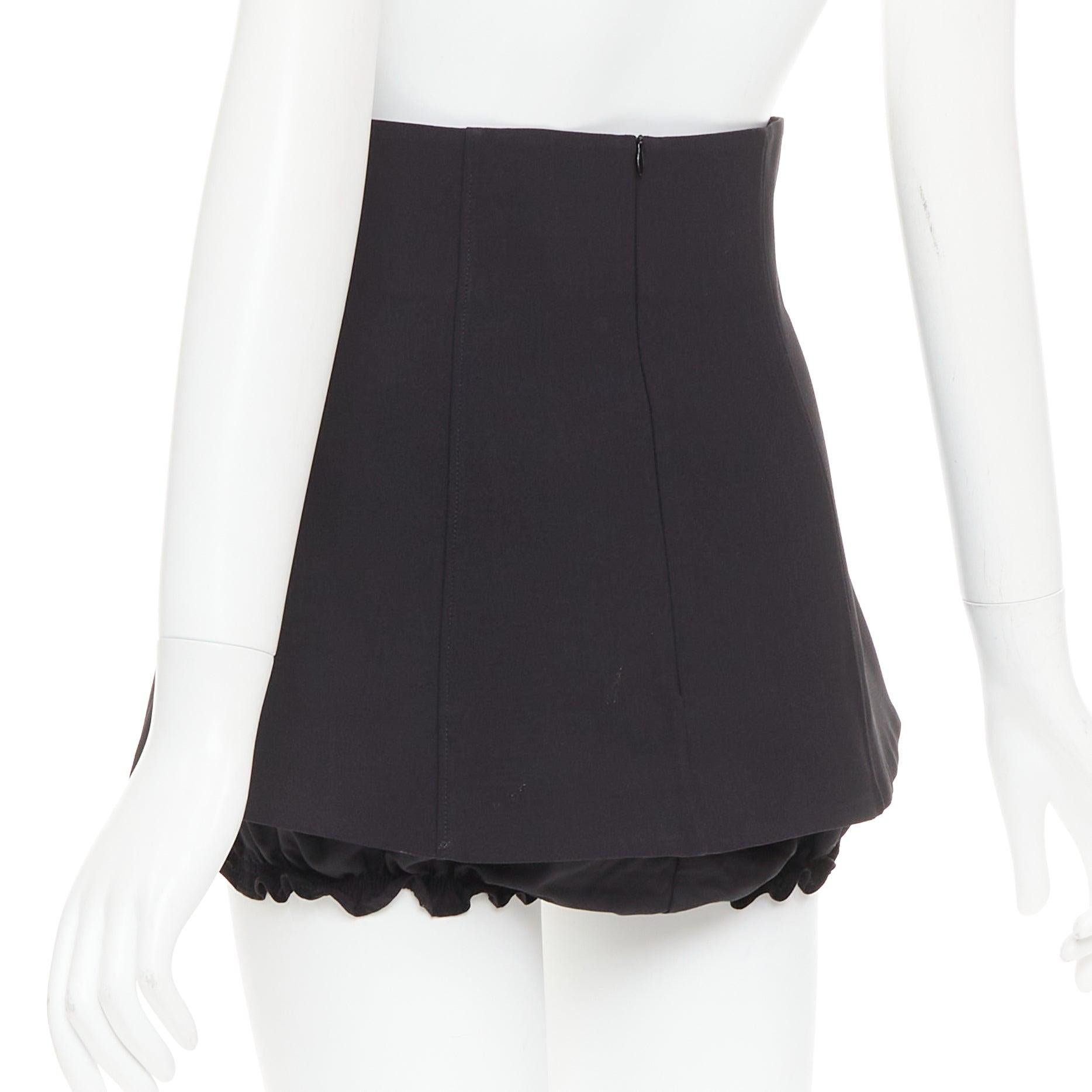 SHUSHU TONG Mini jupe-culotte noire taille haute à volants UK8 S Pour femmes en vente