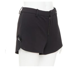 SHUSHU TONG Slit Shorts negro floral botón apliques mini pantalones corredor UK6 XS
