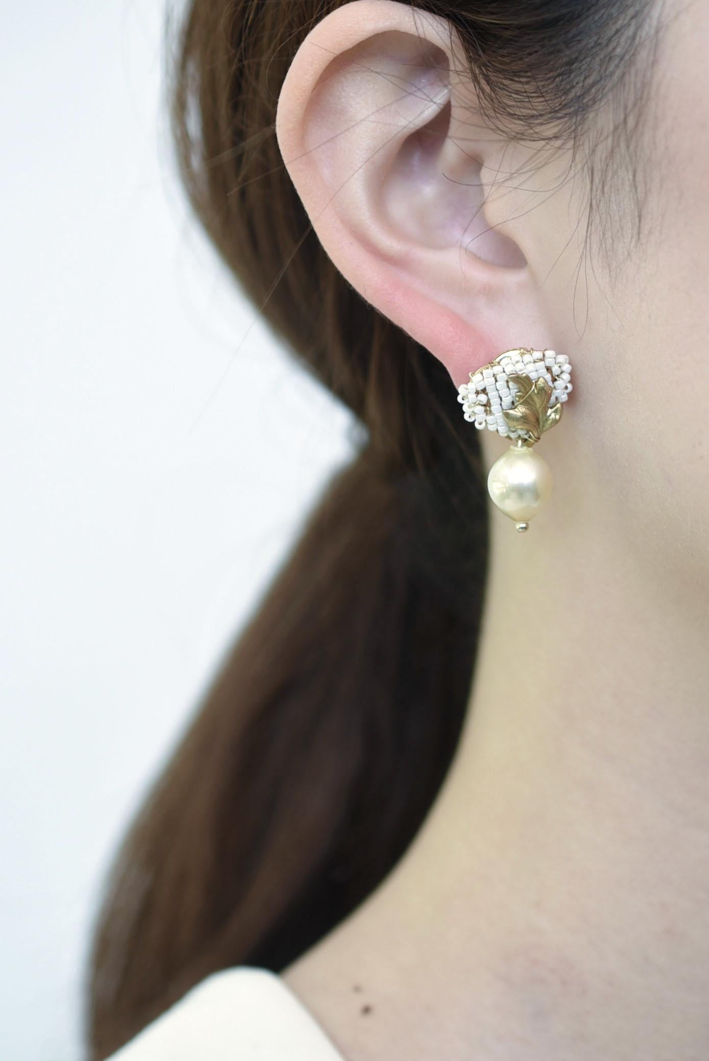material :Brassvintage glass pearl,glass beads,stainless
size :   length 2.8cm/weight each4g

These white and gold earrings are full of neatness.
A 
