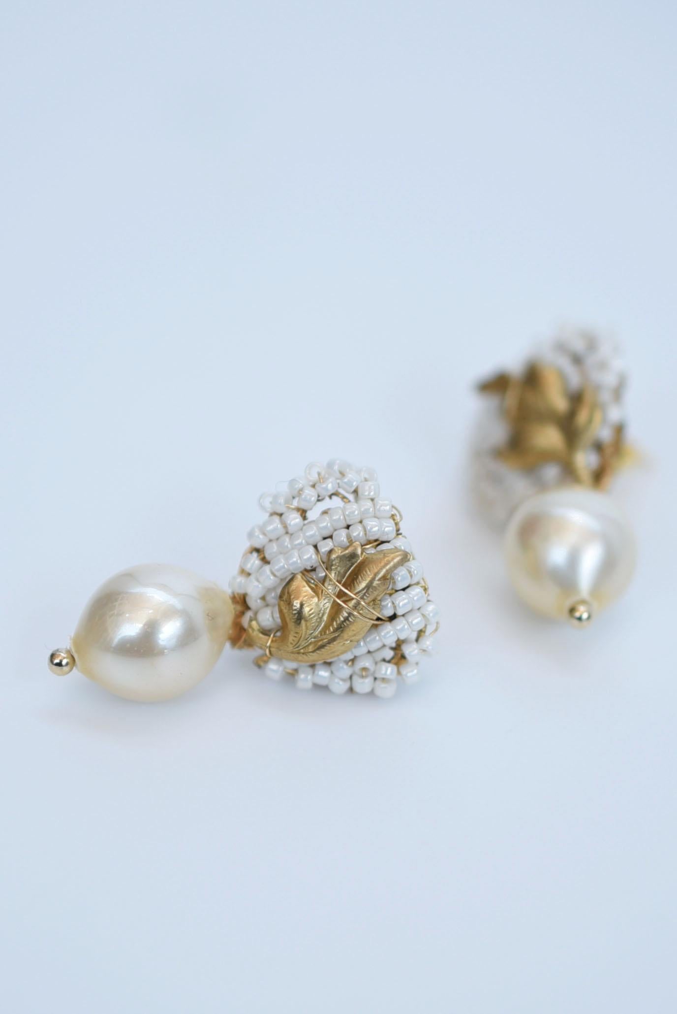 Artisan shuumeigiku petite earring(white) / vintage jewelry , 1970's vintage parts For Sale