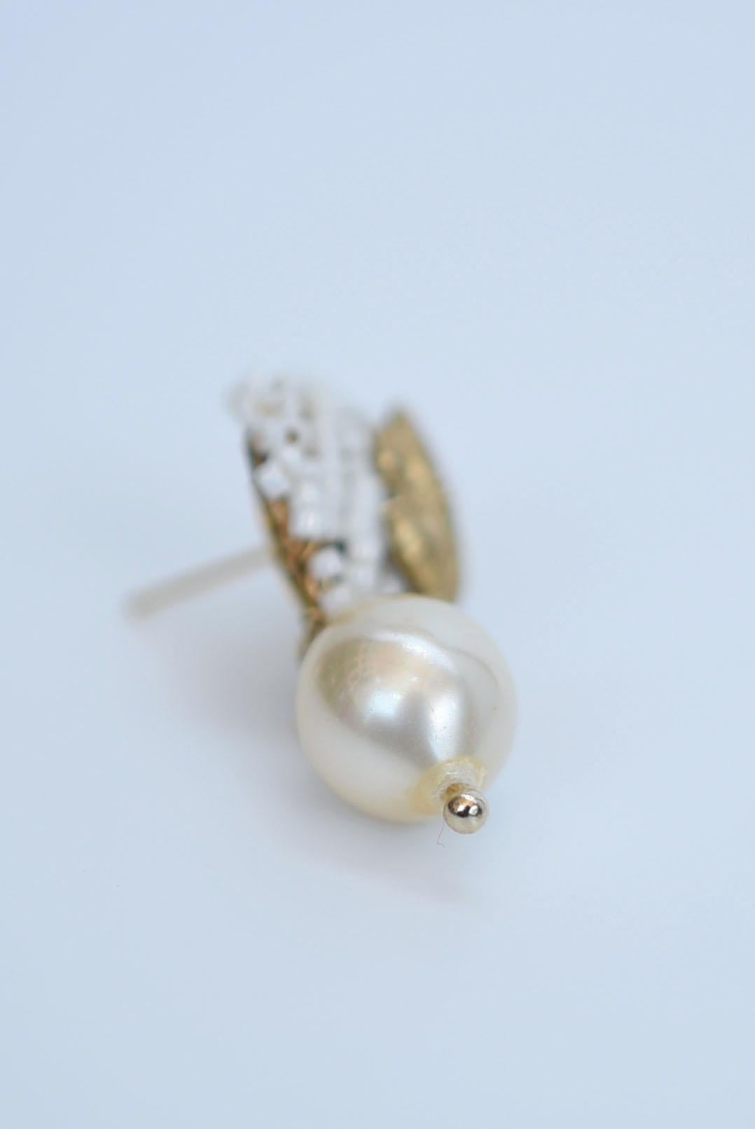 Rose Cut shuumeigiku petite earring(white) / vintage jewelry , 1970's vintage parts For Sale
