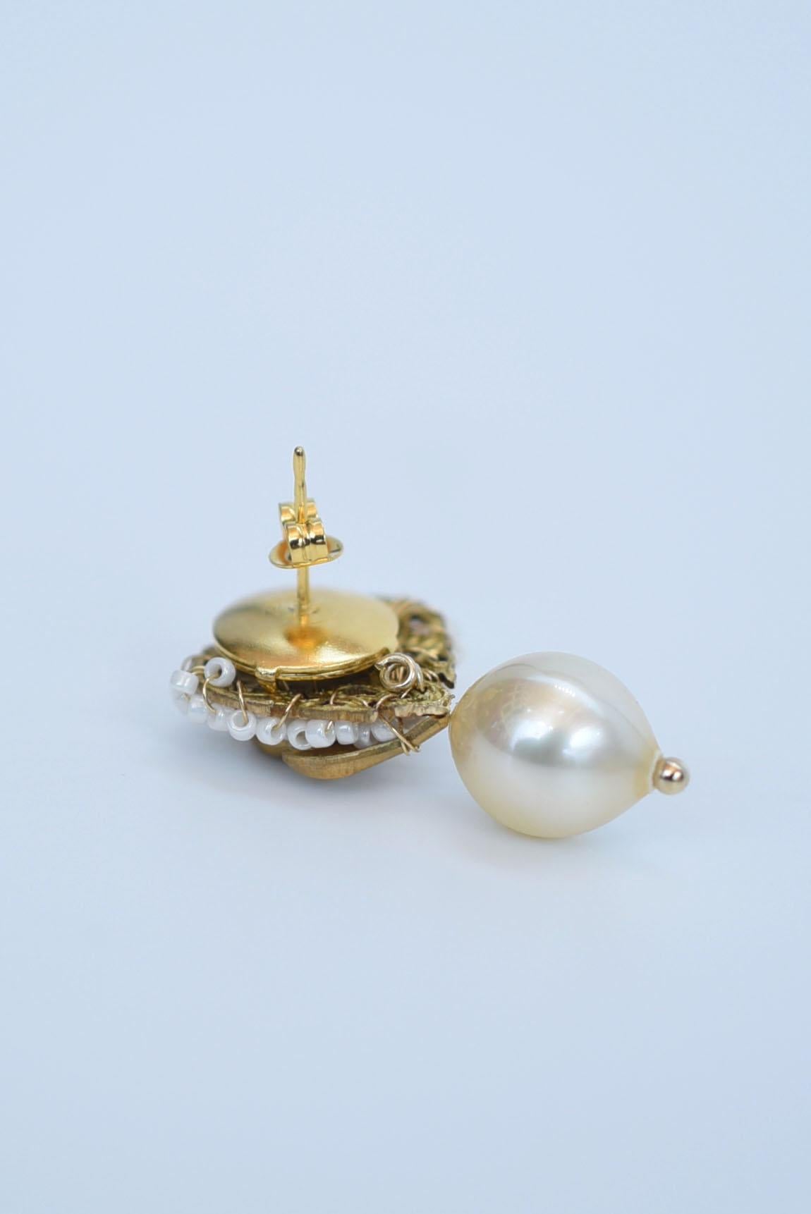 shuumeigiku petite earring(white) / vintage jewelry , 1970's vintage parts In New Condition For Sale In Sammu shi, JP