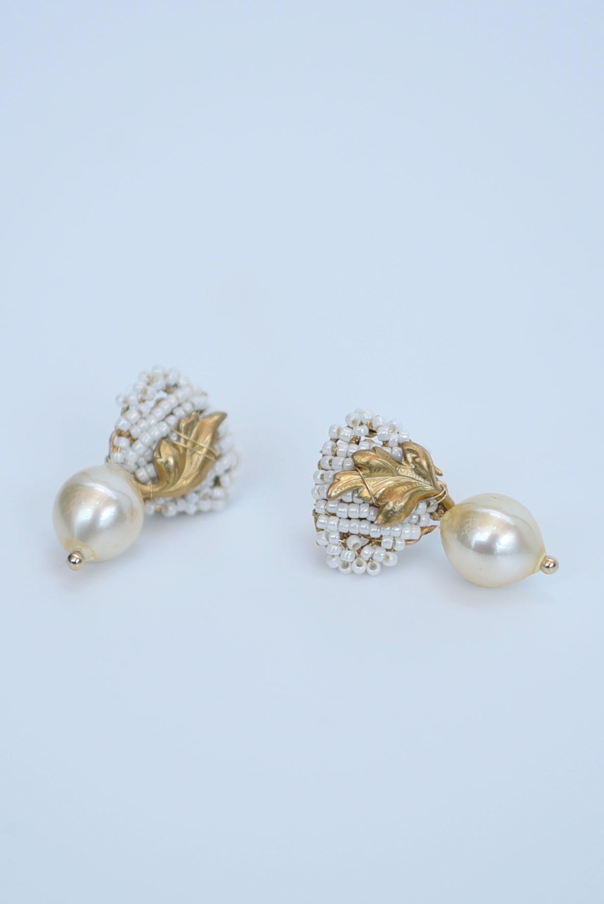 Women's shuumeigiku petite earring(white) / vintage jewelry , 1970's vintage parts For Sale