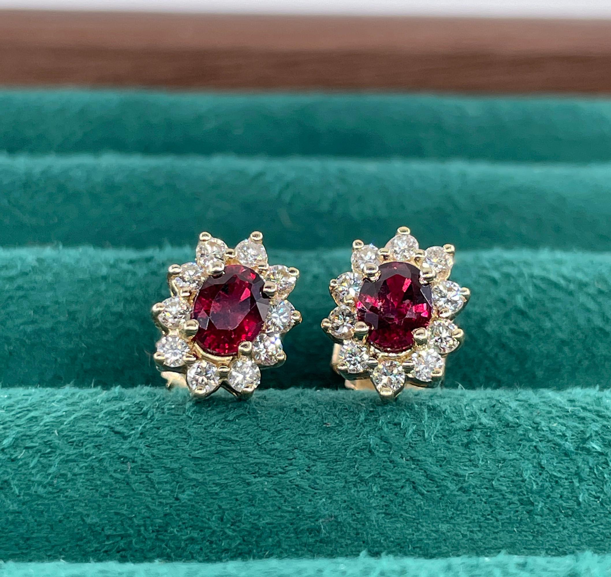 Orecchini a perno a grappolo in oro giallo 14k con rubino rosso ovale e diamanti Shy da 2,0ctw in vendita 6