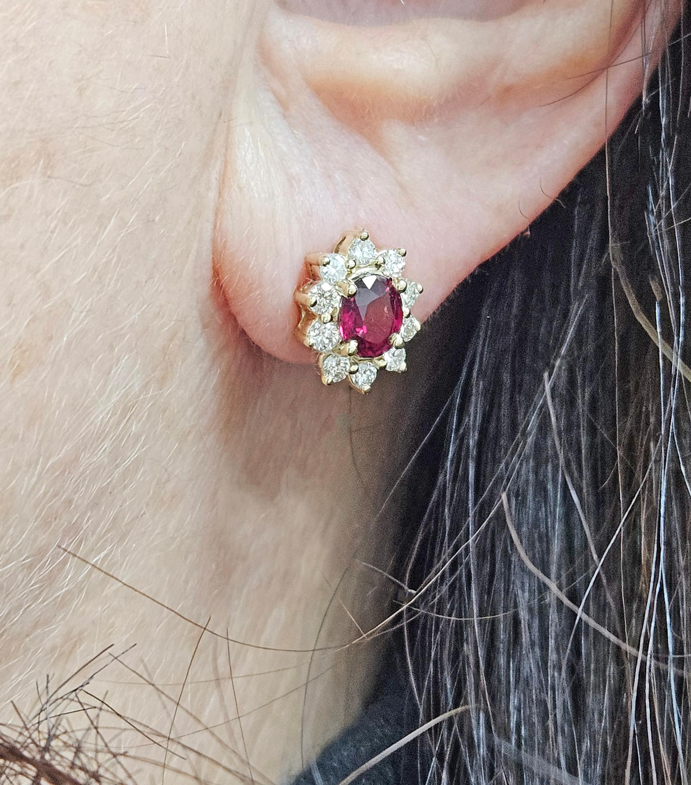 Orecchini a perno a grappolo in oro giallo 14k con rubino rosso ovale e diamanti Shy da 2,0ctw in vendita 10