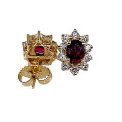 Tímidos pendientes de oro amarillo de 14k con rubí rojo ovalado de 2,0 ct y diamantes en racimo