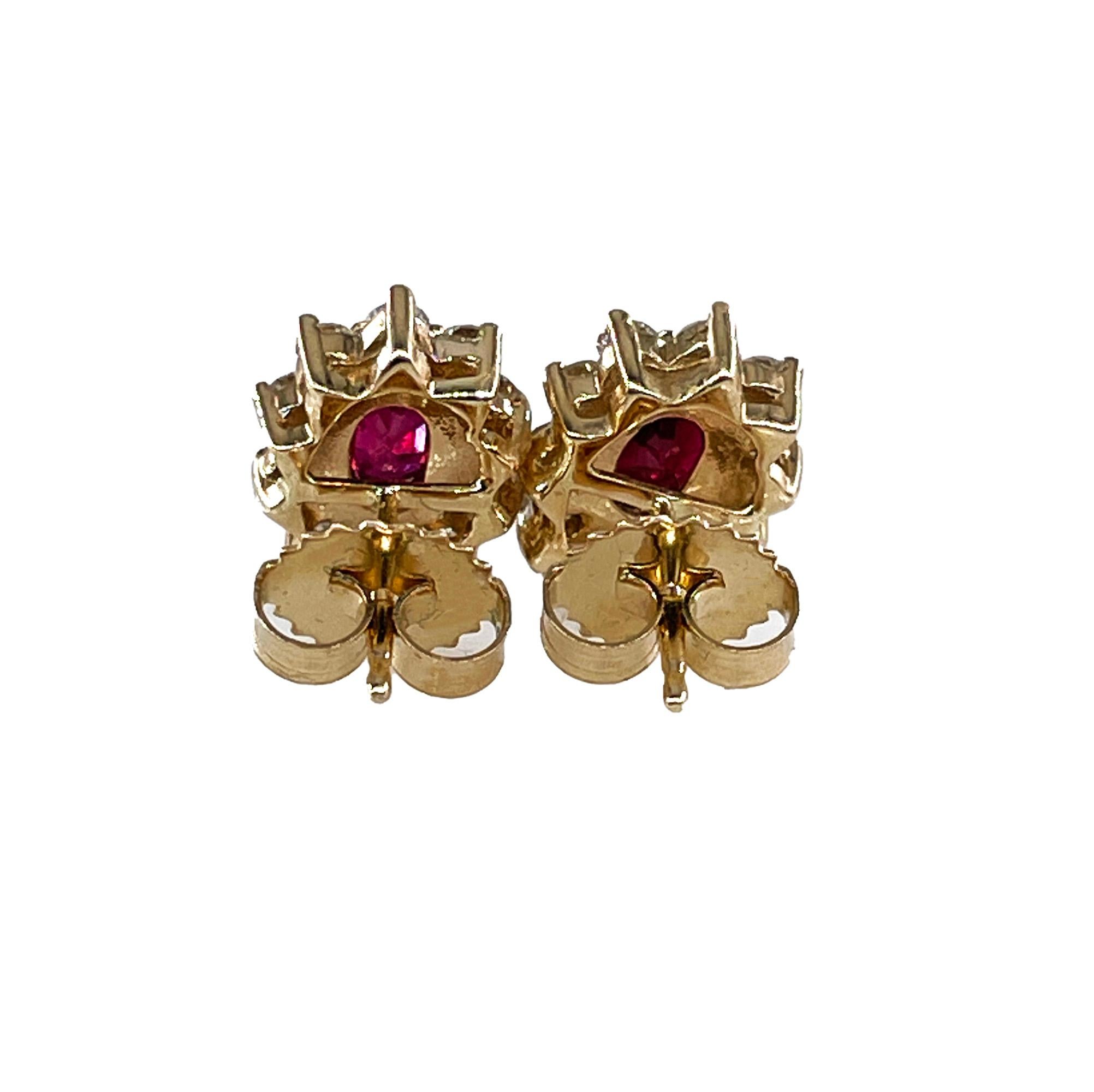 Moderno Orecchini a perno a grappolo in oro giallo 14k con rubino rosso ovale e diamanti Shy da 2,0ctw in vendita