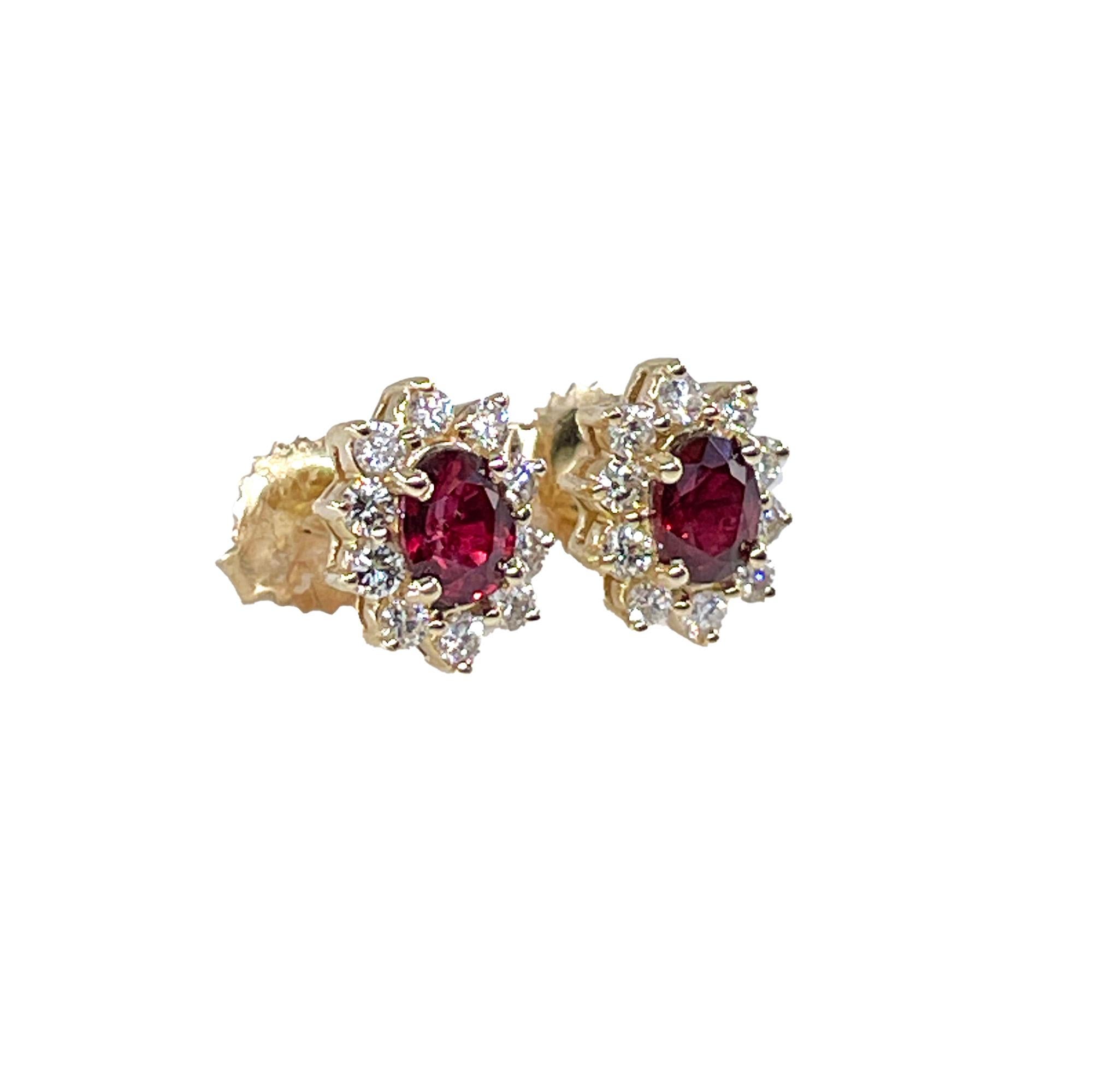 Taglio ovale Orecchini a perno a grappolo in oro giallo 14k con rubino rosso ovale e diamanti Shy da 2,0ctw in vendita