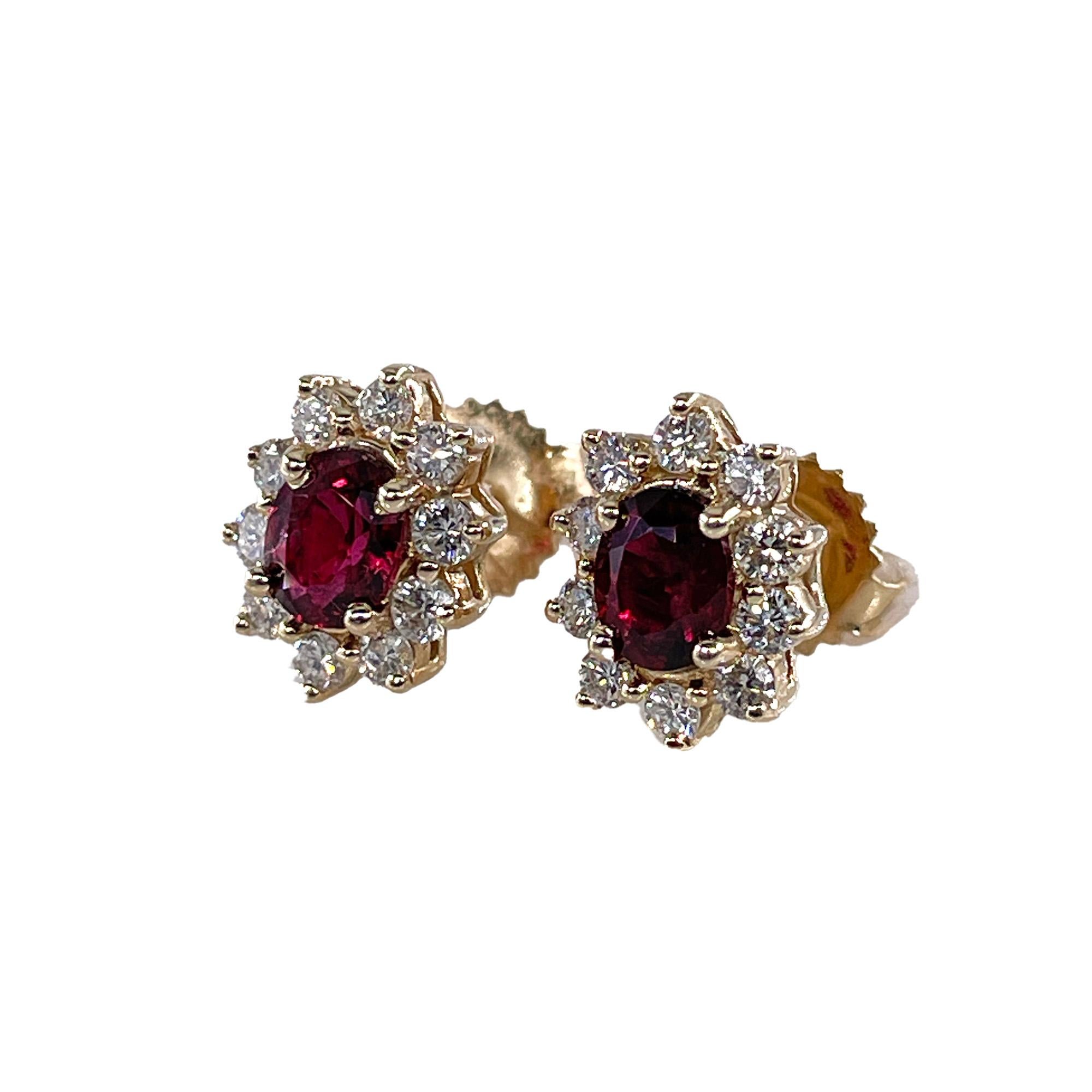 Orecchini a perno a grappolo in oro giallo 14k con rubino rosso ovale e diamanti Shy da 2,0ctw In condizioni buone in vendita a New York, NY