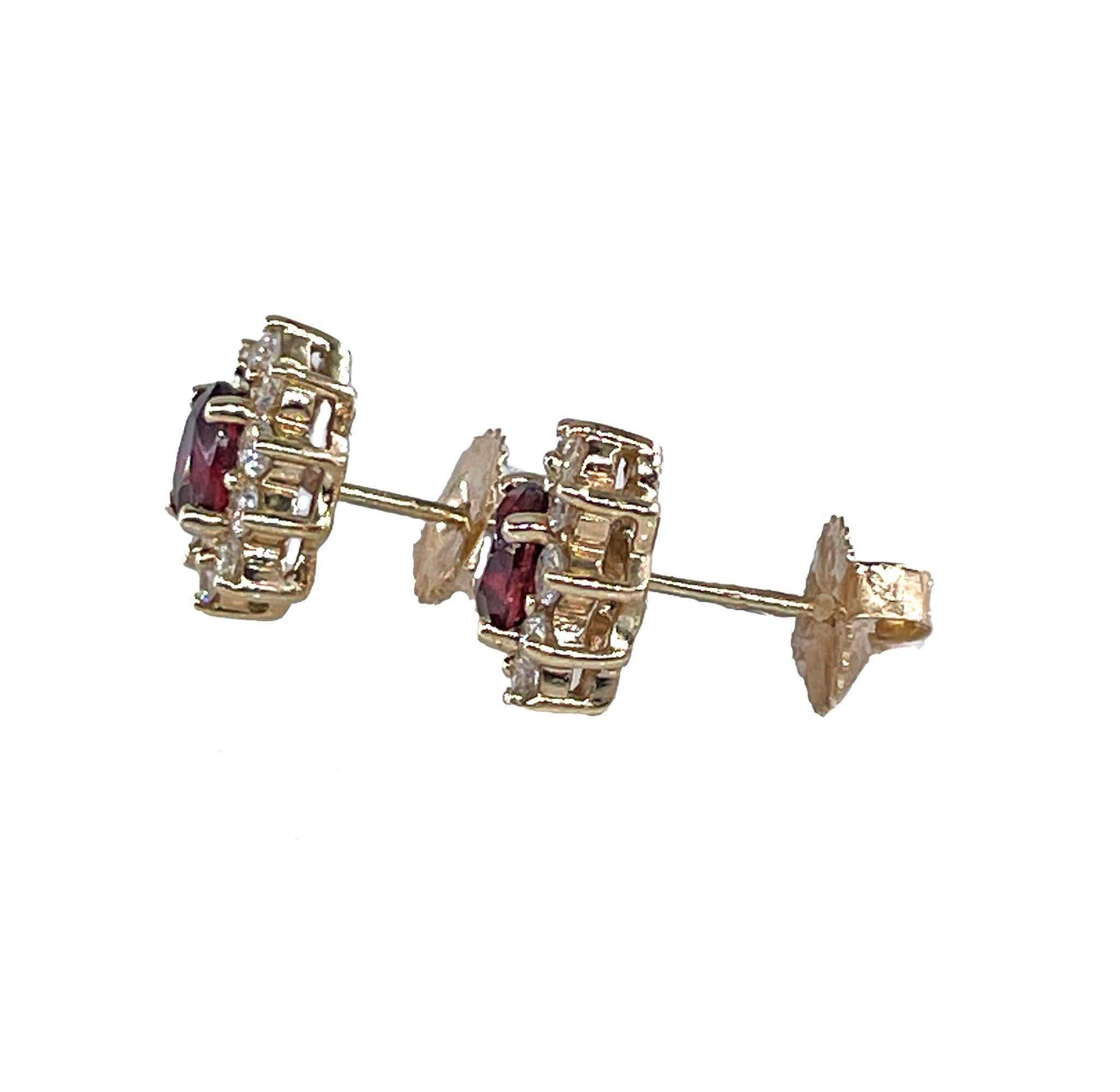 Donna Orecchini a perno a grappolo in oro giallo 14k con rubino rosso ovale e diamanti Shy da 2,0ctw in vendita