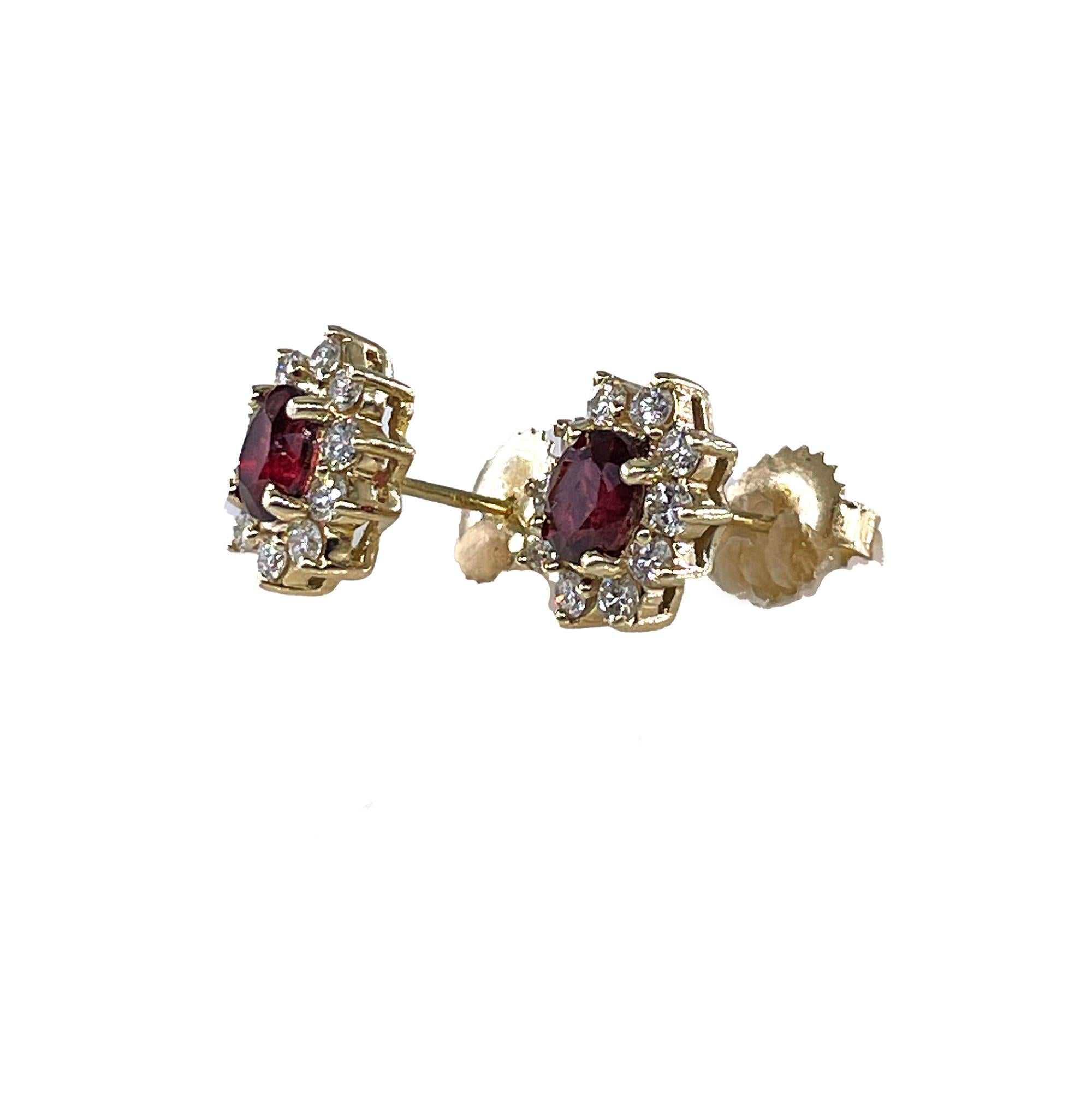Orecchini a perno a grappolo in oro giallo 14k con rubino rosso ovale e diamanti Shy da 2,0ctw in vendita 2