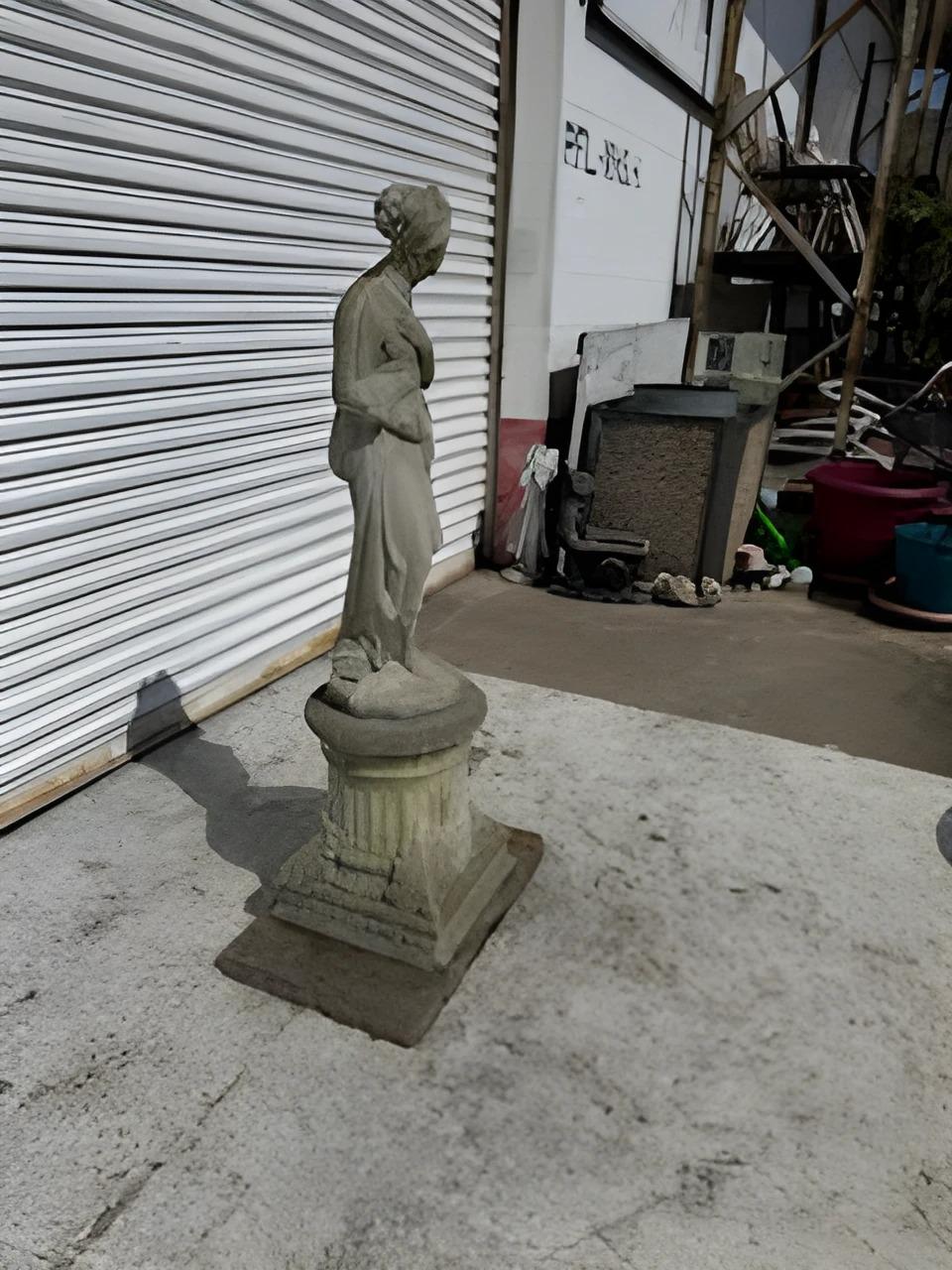 Scultura classica di Venere timida con piedistallo In condizioni ottime in vendita a Pasadena, TX