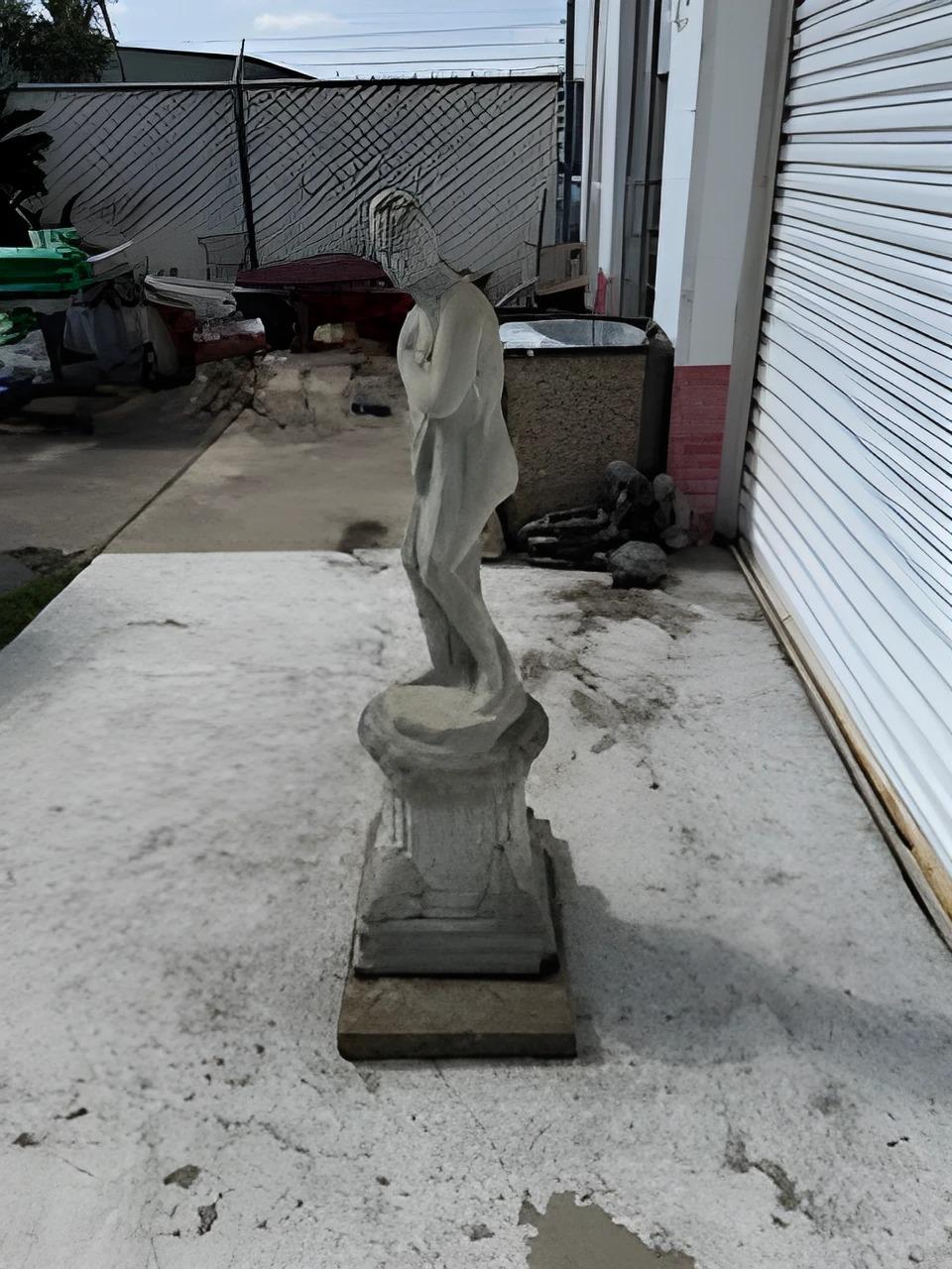 XX secolo Scultura classica di Venere timida con piedistallo in vendita
