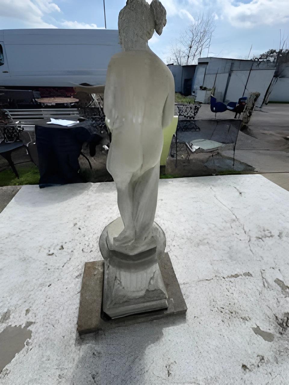 Scultura classica di Venere timida con piedistallo in vendita 1