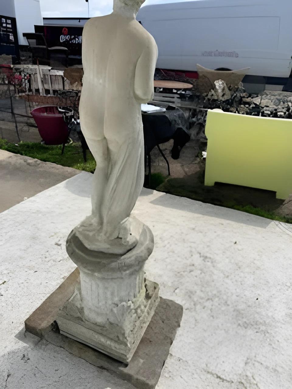 Scultura classica di Venere timida con piedistallo in vendita 2