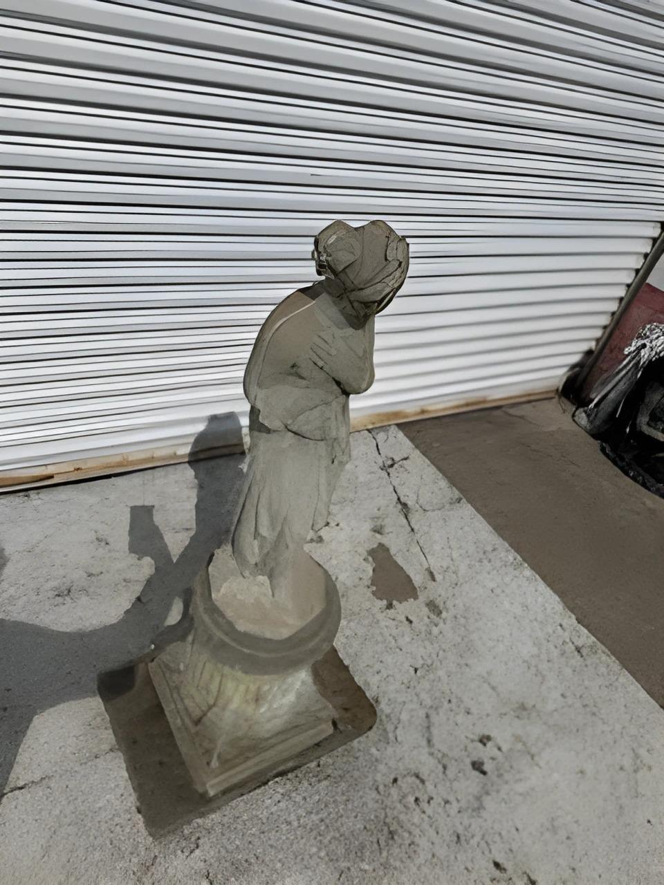 Scultura classica di Venere timida con piedistallo in vendita 4