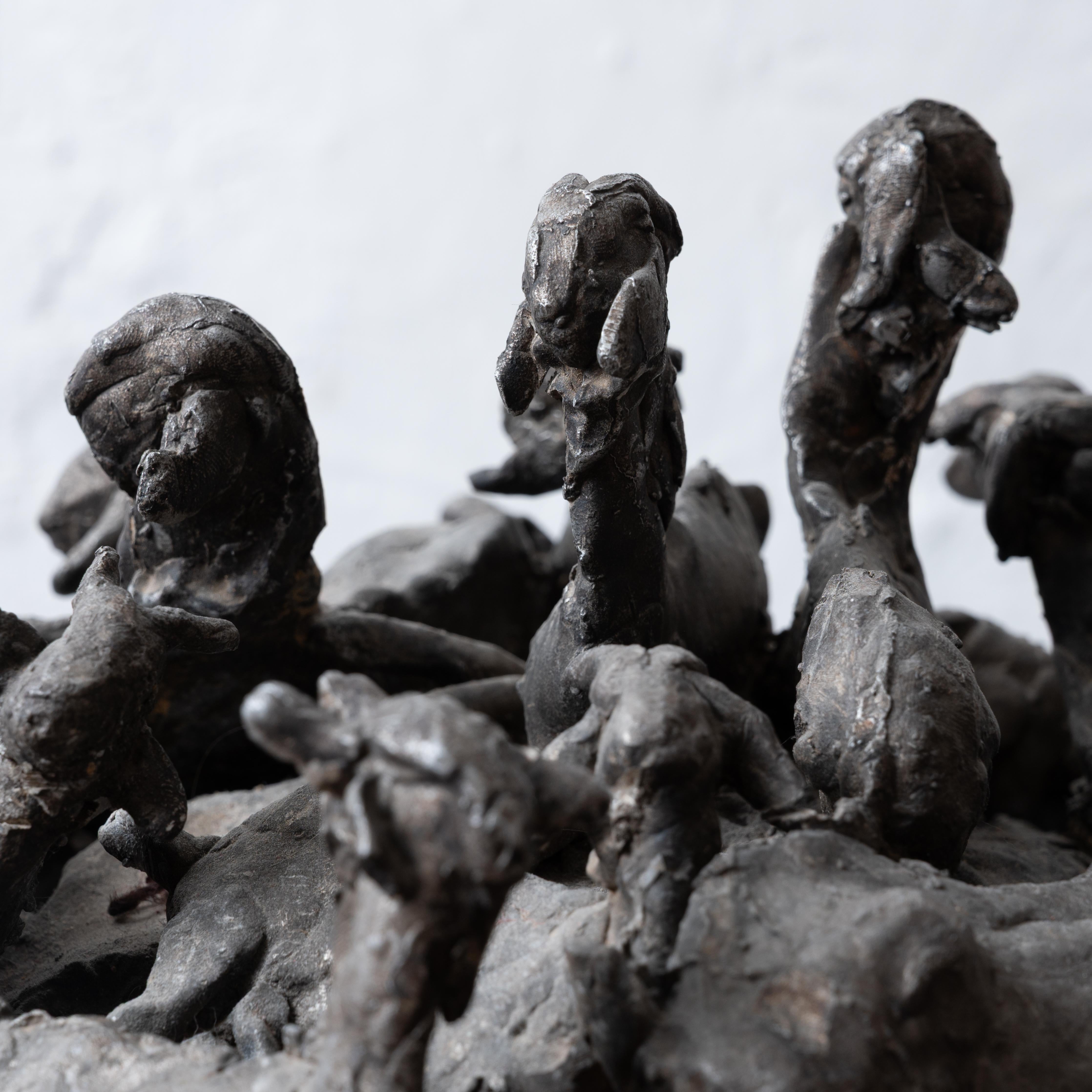 Shyam Lal - Troupeau de chèvres Sculpture en bronze, c.1990 en vente 7