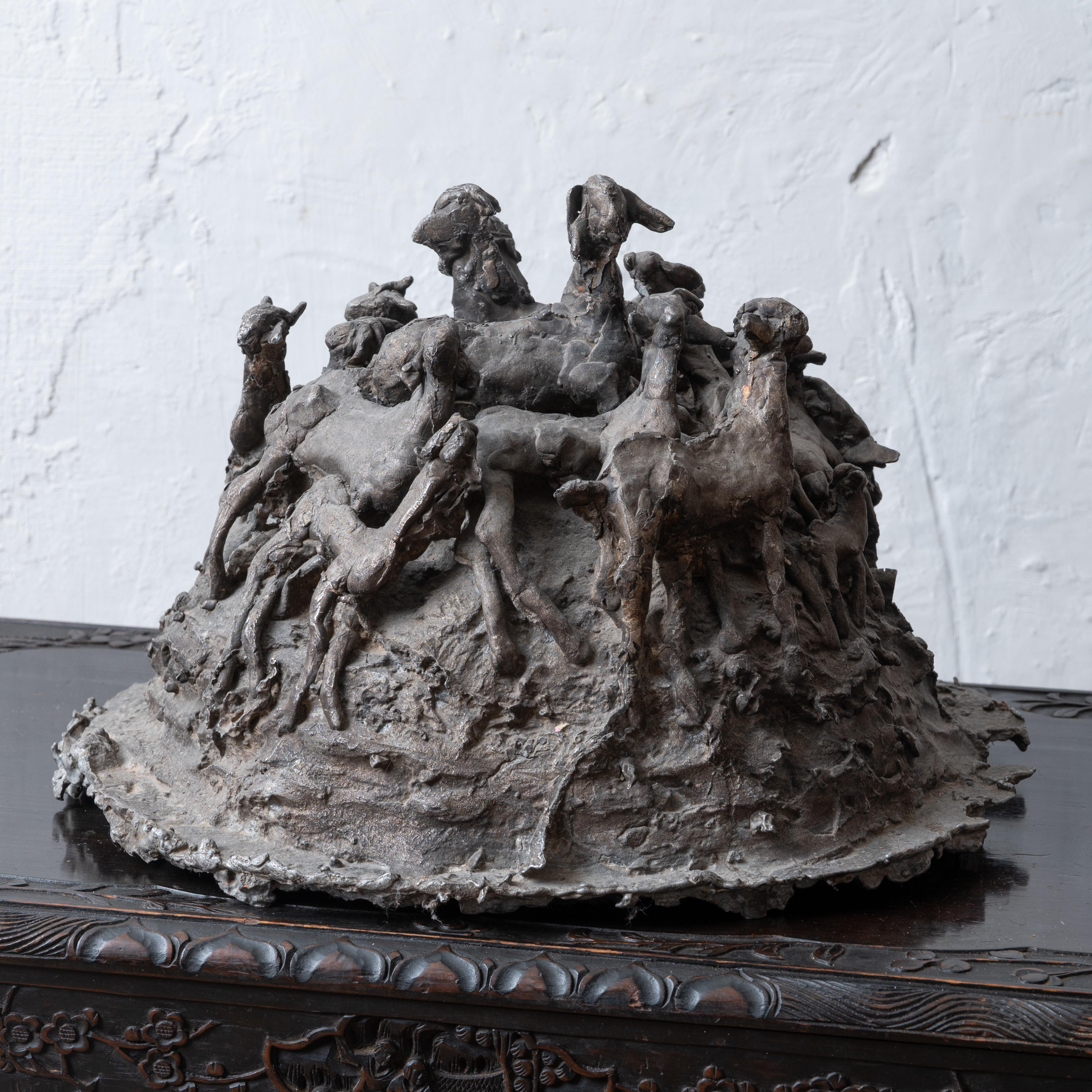 Sculpture en bronze représentant un troupeau de chèvres, réalisée par l'artiste Shyam Lal de Delhi, Inde, vers 1990.



16 pouces de large par 15 pouces de profondeur par 10 pouces de hauteur




