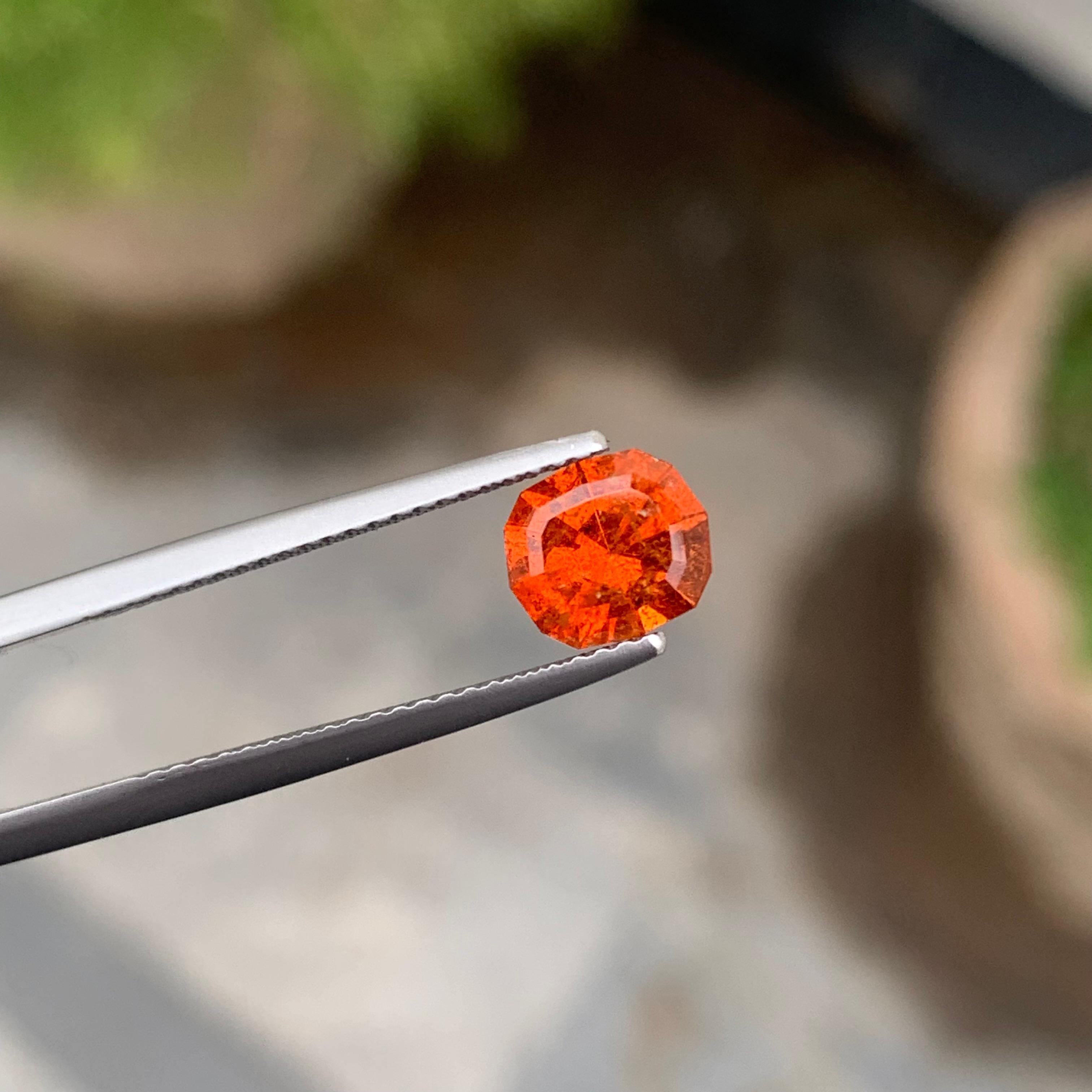 SI Clarity grenat spessartine taille fantaisie non serti de 1,60 carat provenant d'une mine d'Afghanistan en vente 4