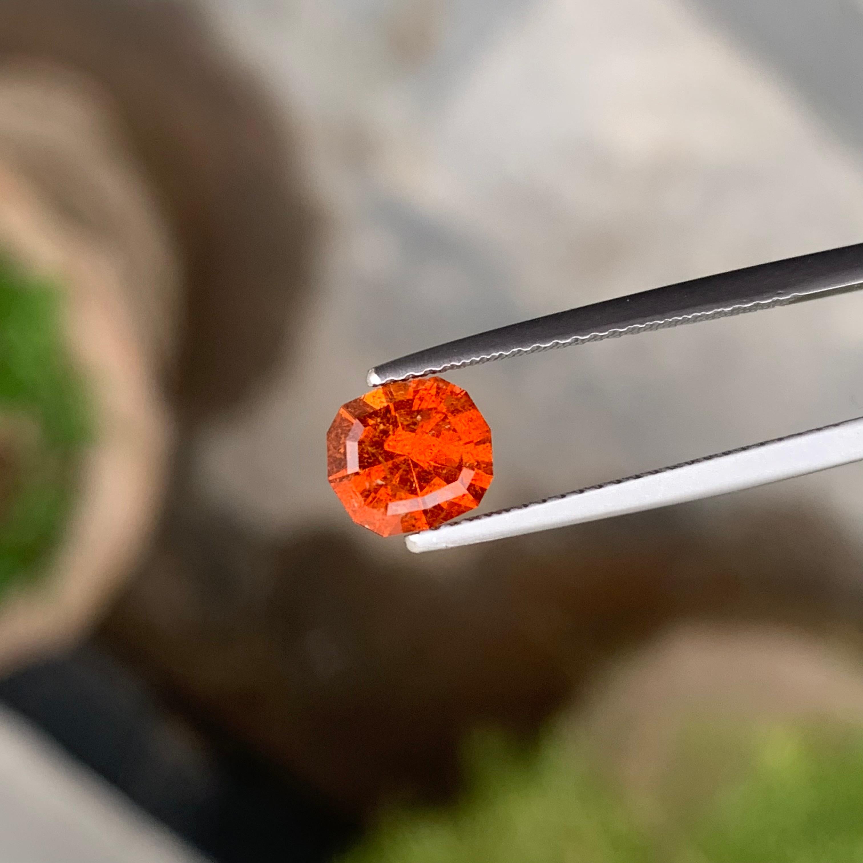 SI Clarity grenat spessartine taille fantaisie non serti de 1,60 carat provenant d'une mine d'Afghanistan en vente 5