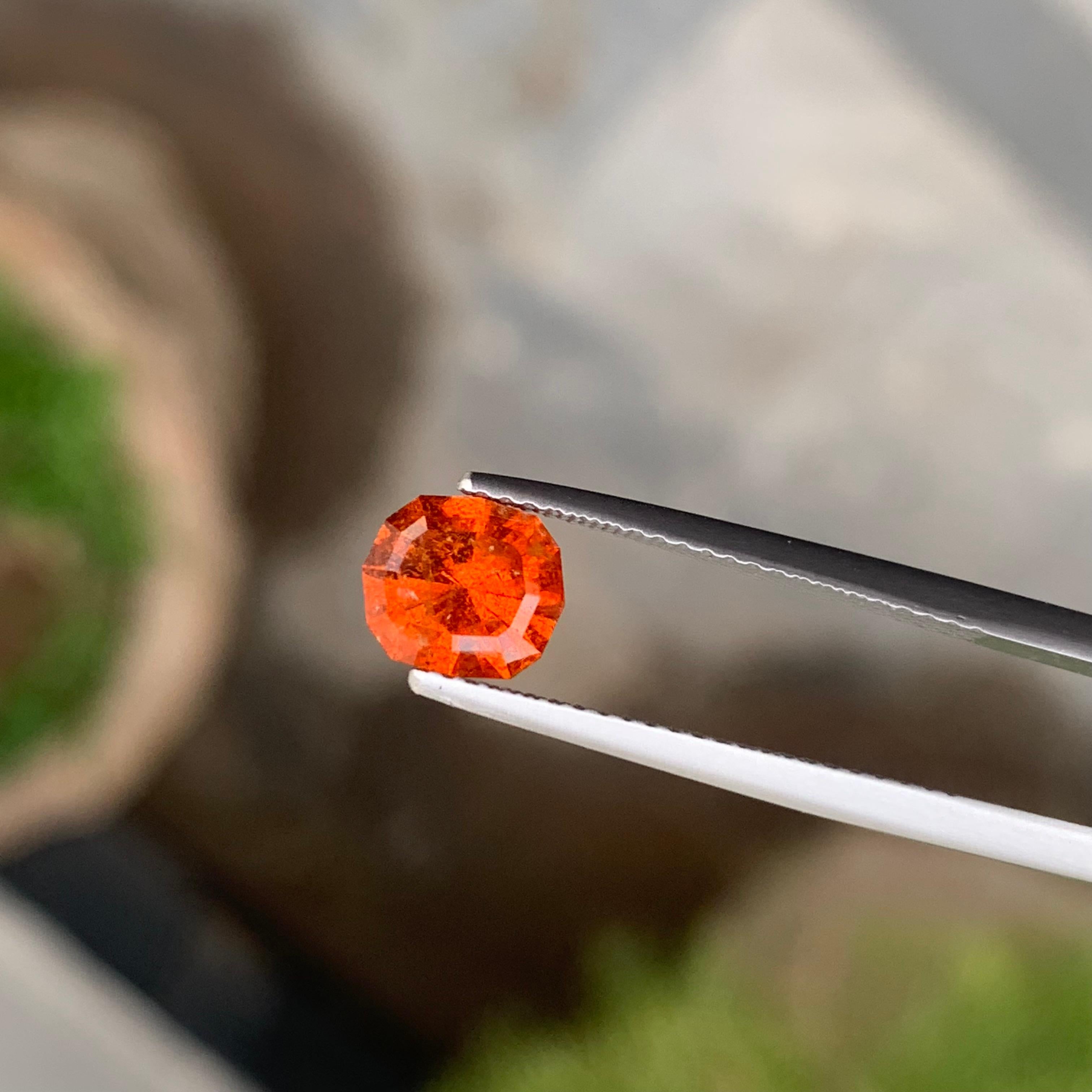SI Clarity grenat spessartine taille fantaisie non serti de 1,60 carat provenant d'une mine d'Afghanistan en vente 8