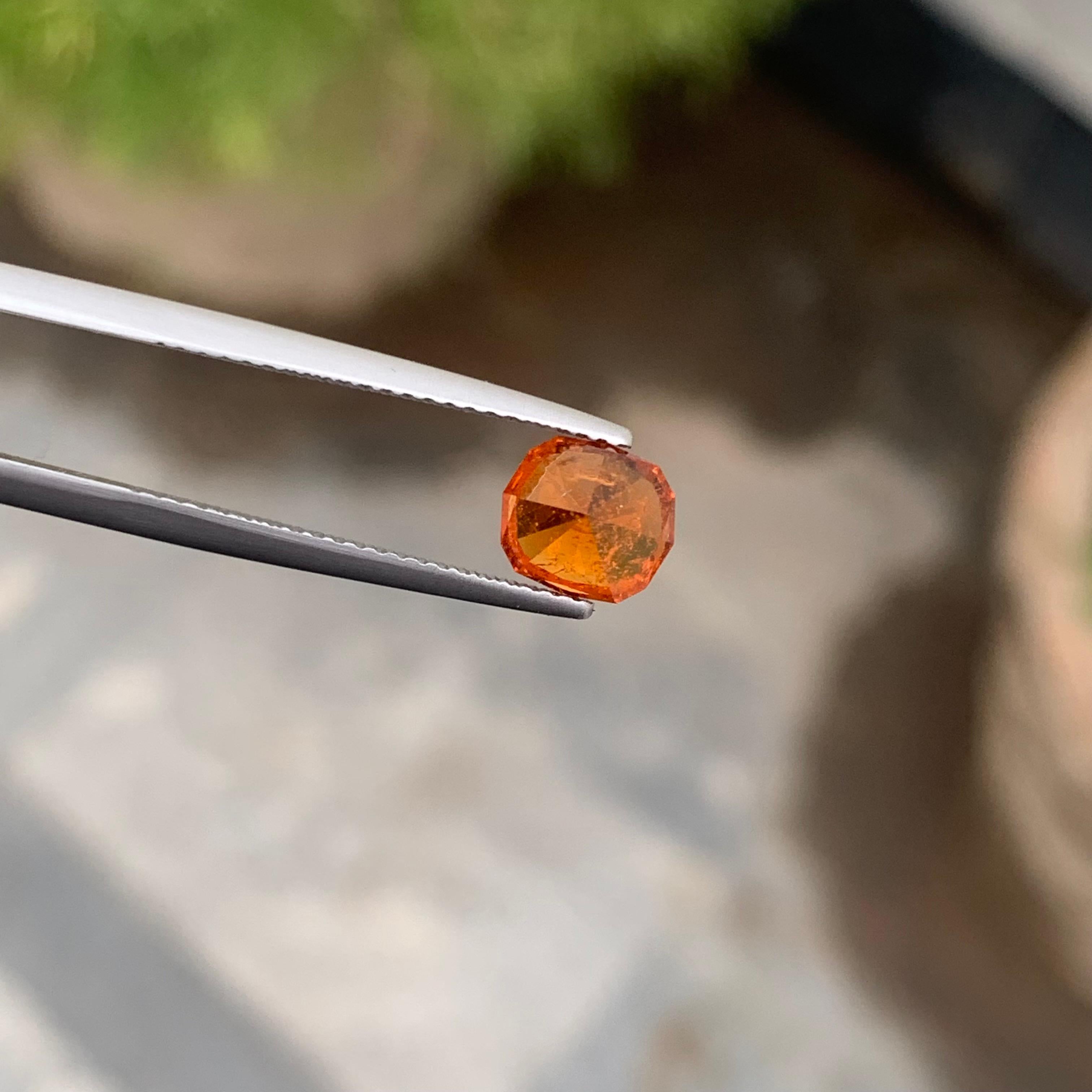 SI Clarity grenat spessartine taille fantaisie non serti de 1,60 carat provenant d'une mine d'Afghanistan en vente 1