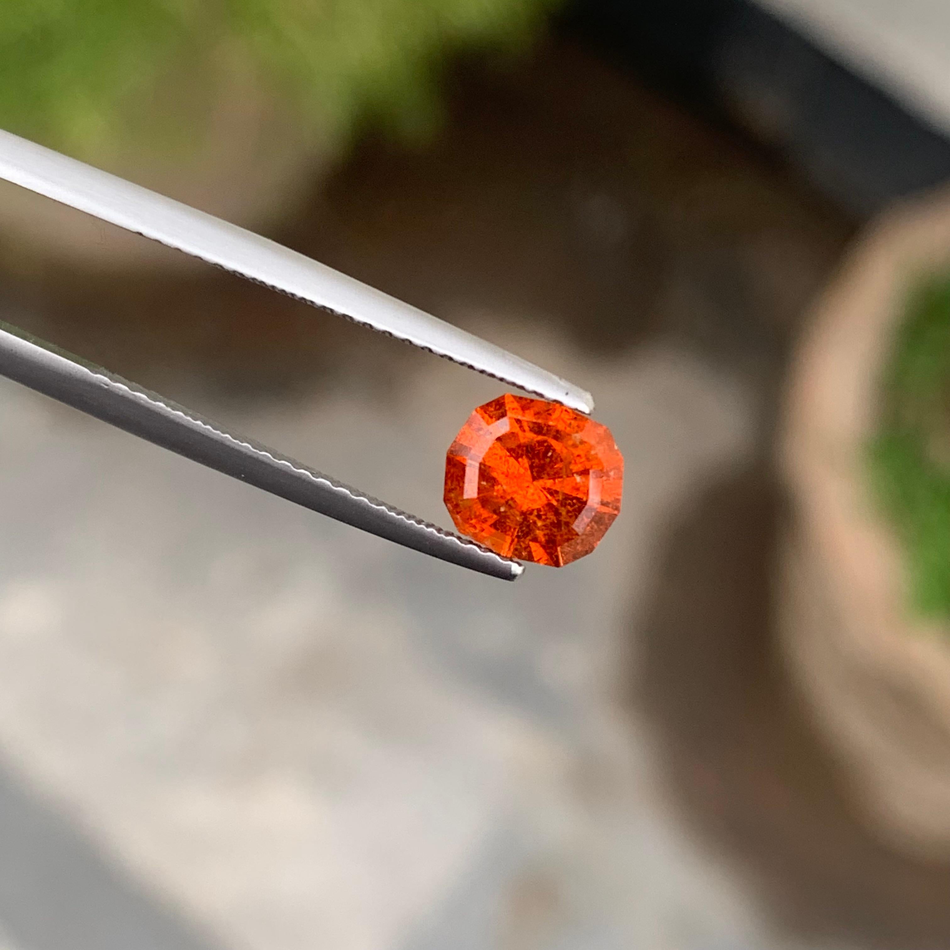 SI Clarity grenat spessartine taille fantaisie non serti de 1,60 carat provenant d'une mine d'Afghanistan en vente 2