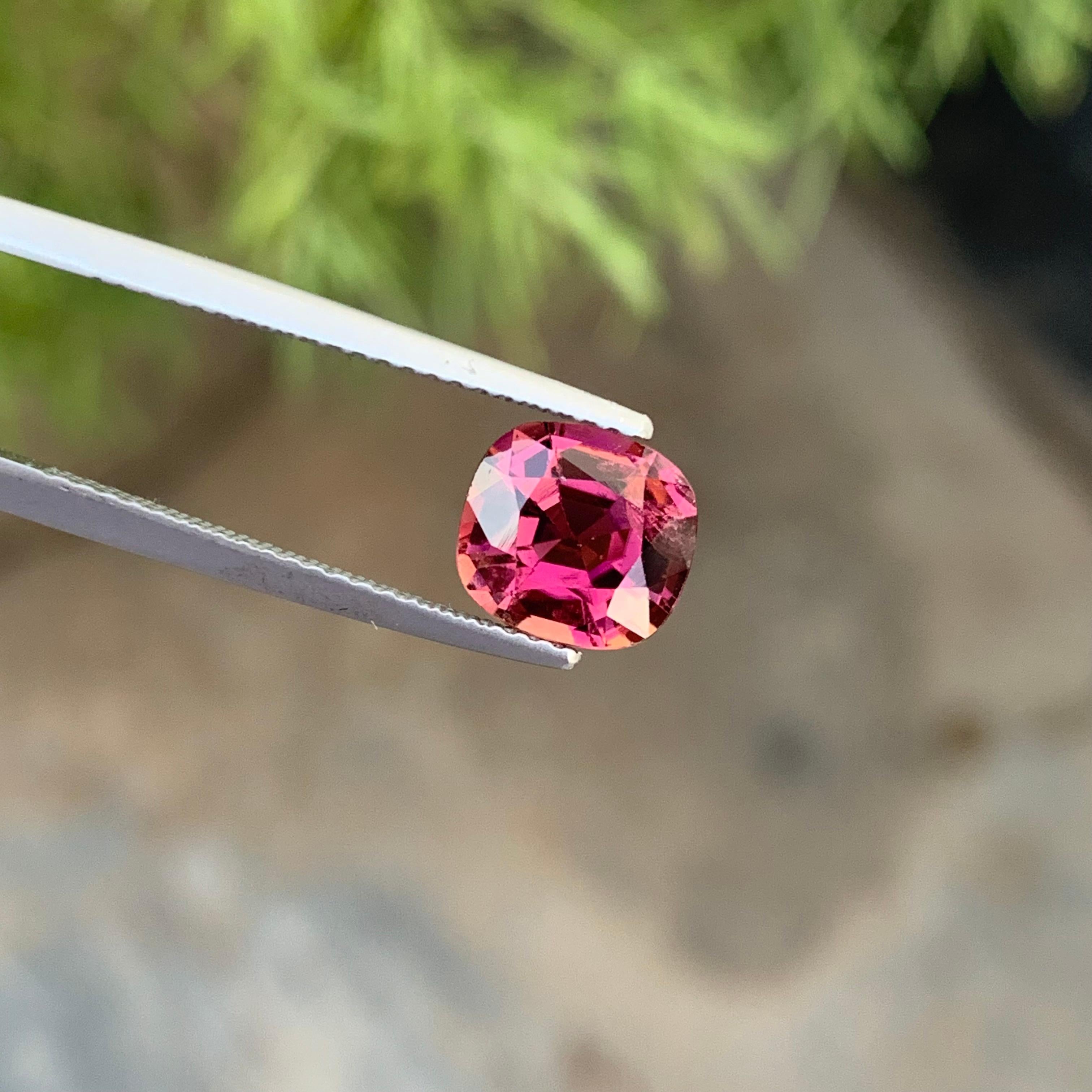 Si Clarity 1.80 Carat Natural Loose Pink Tourmaline with Cushion Shape Gemstone In New Condition For Sale In Peshawar, PK