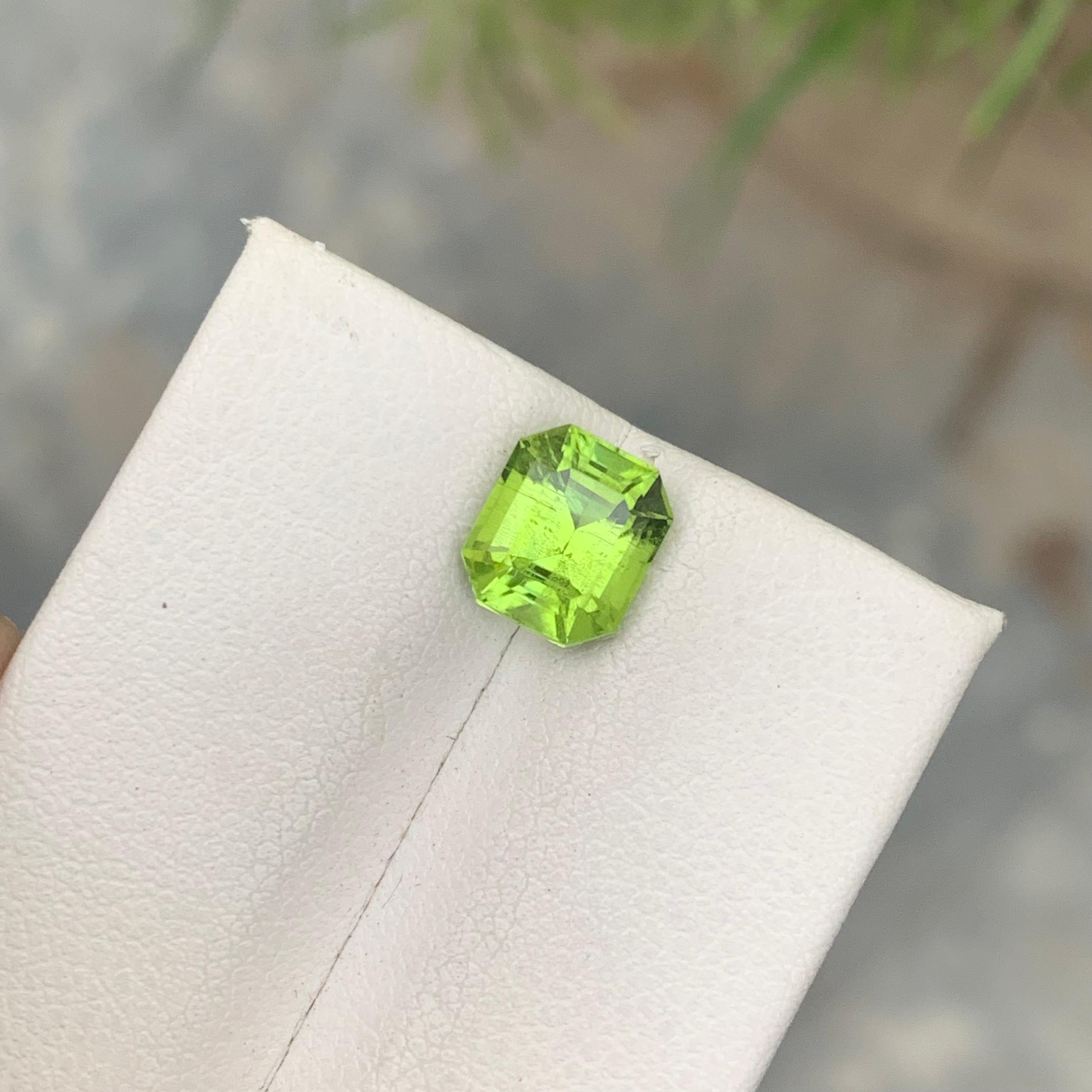 SI Clarity 2.15 Carat Natural Emerald Cut Green Peridot Gemstone Pakistan Mine For Sale 4