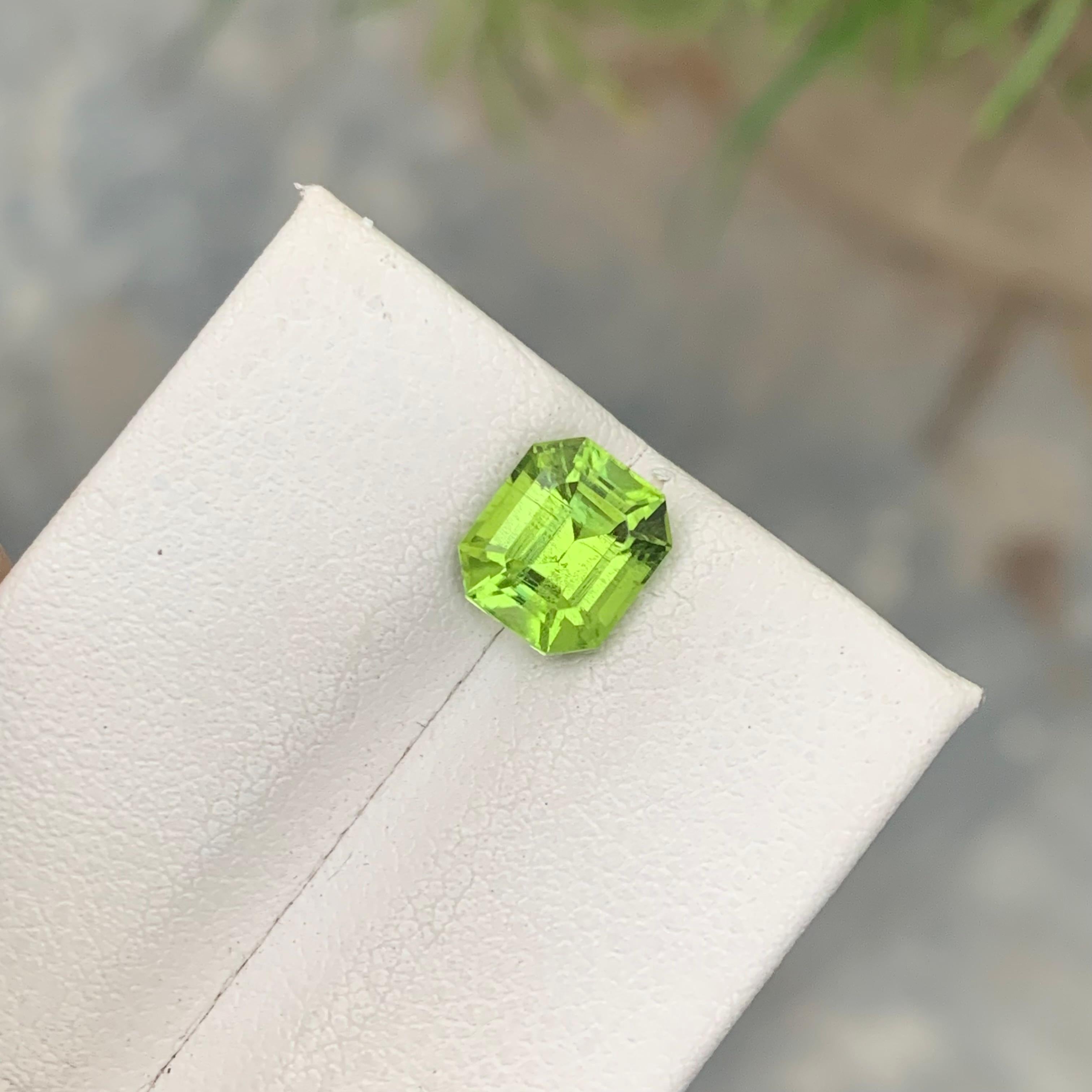 SI Clarity 2.15 Carat Natural Emerald Cut Green Peridot Gemstone Pakistan Mine For Sale 5
