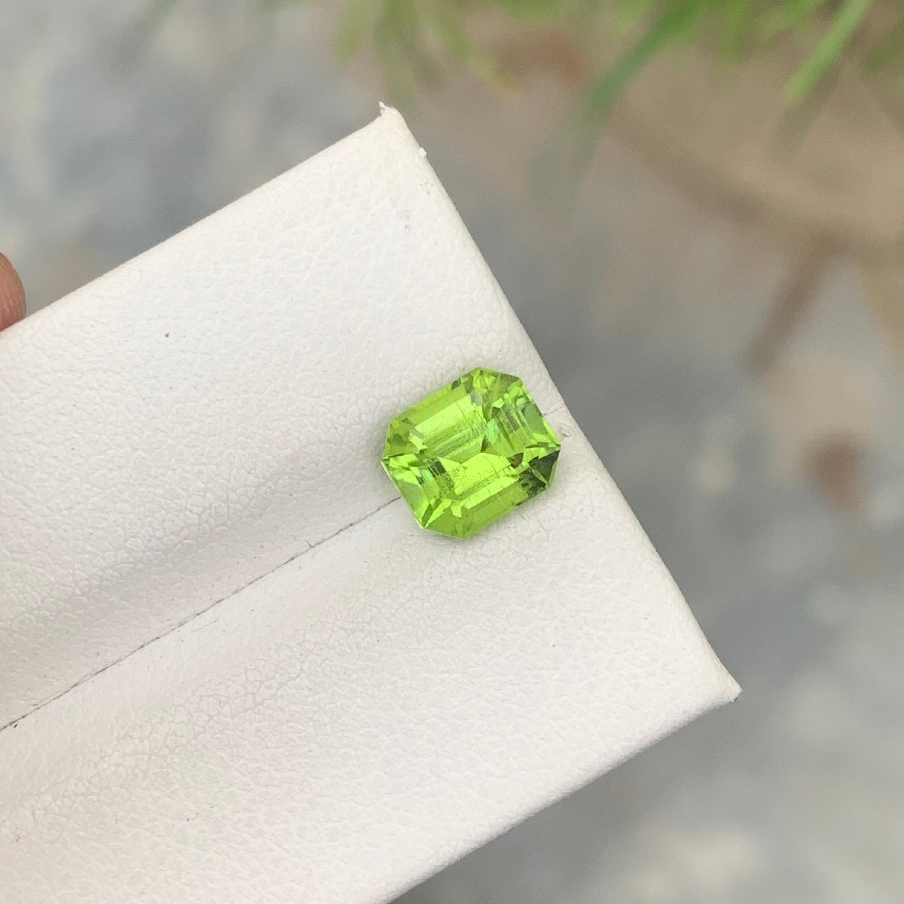 SI Clarity 2.15 Carat Natural Emerald Cut Green Peridot Gemstone Pakistan Mine For Sale 6