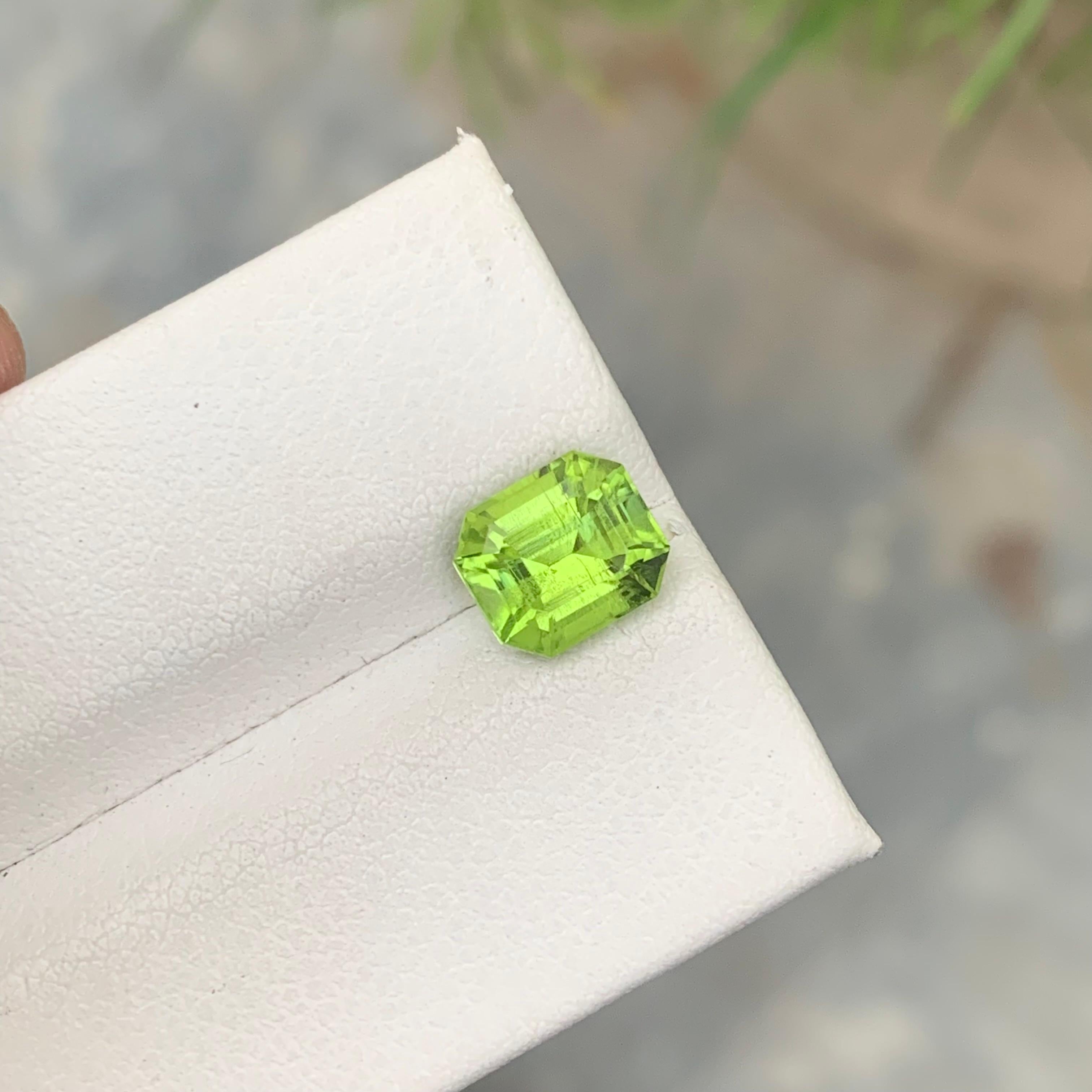 SI Clarity 2.15 Carat Natural Emerald Cut Green Peridot Gemstone Pakistan Mine For Sale 7