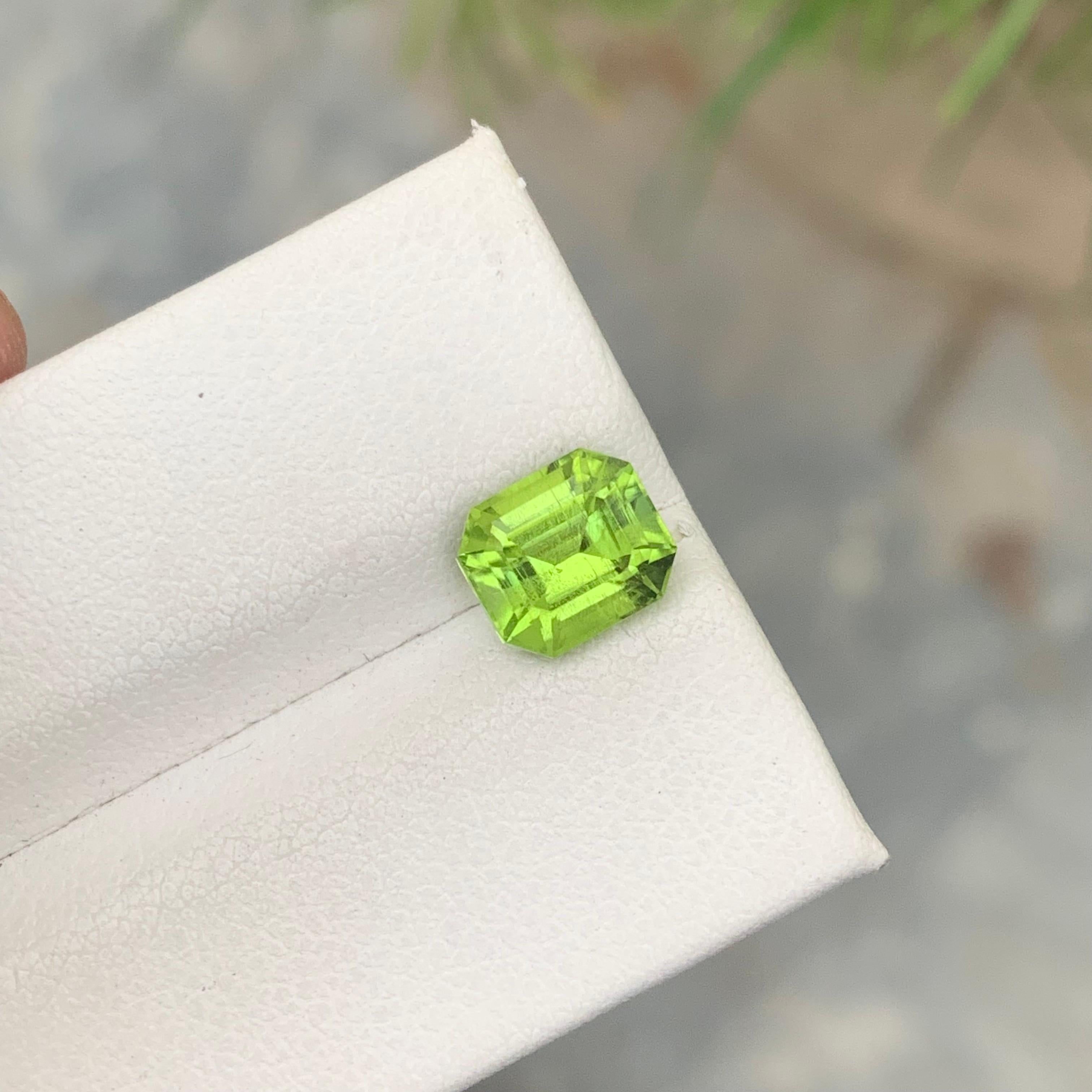 SI Clarity 2.15 Carat Natural Emerald Cut Green Peridot Gemstone Pakistan Mine For Sale 8