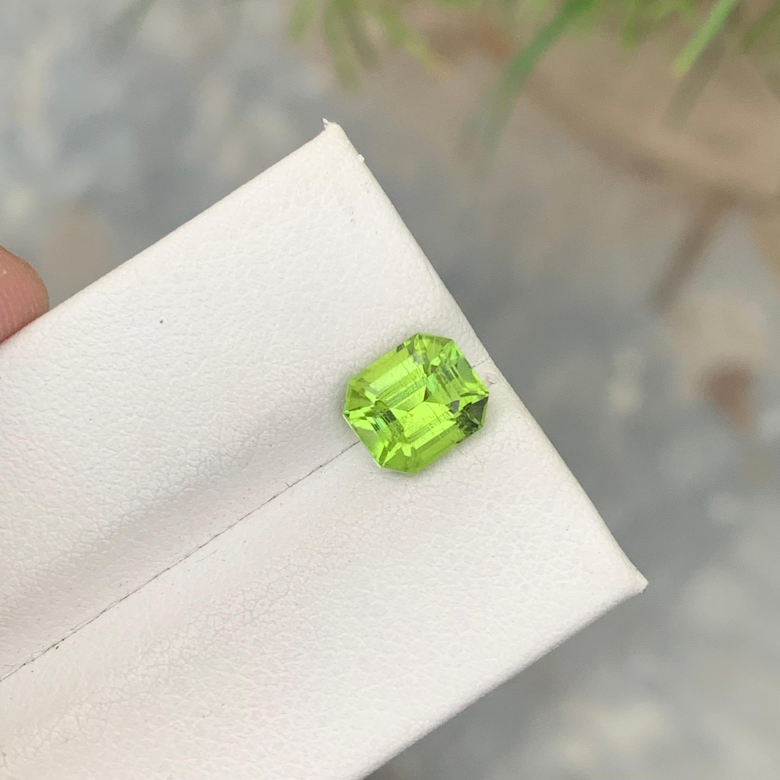 SI Clarity 2.15 Carat Natural Emerald Cut Green Peridot Gemstone Pakistan Mine For Sale 9