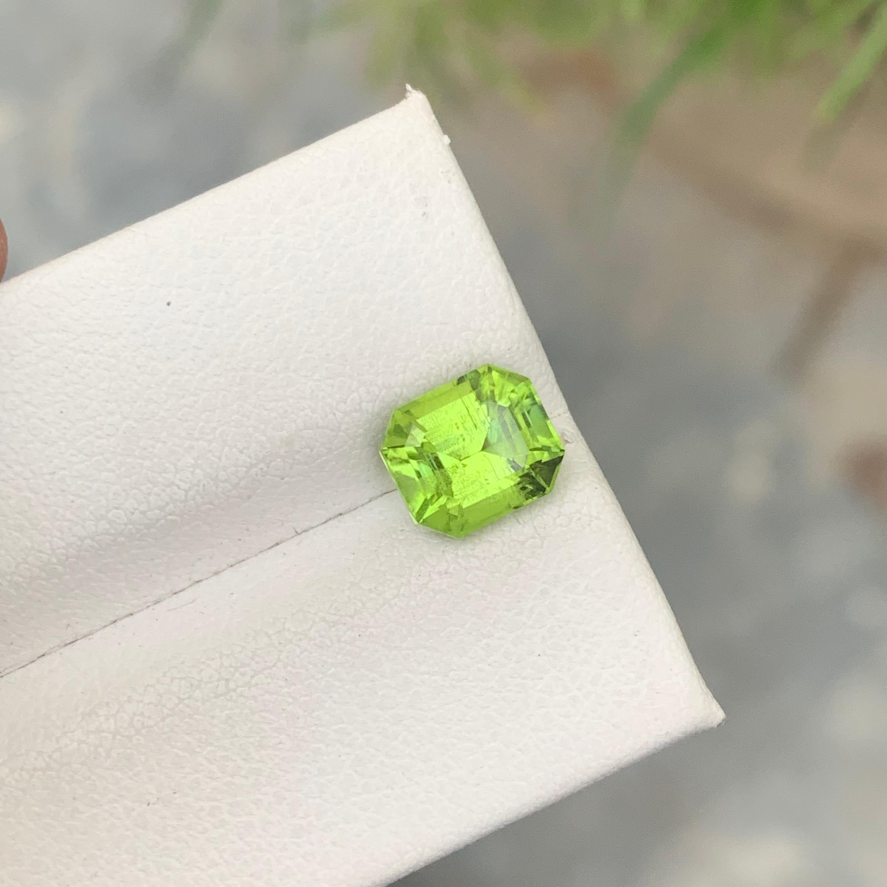 SI Clarity 2.15 Carat Natural Emerald Cut Green Peridot Gemstone Pakistan Mine For Sale 1