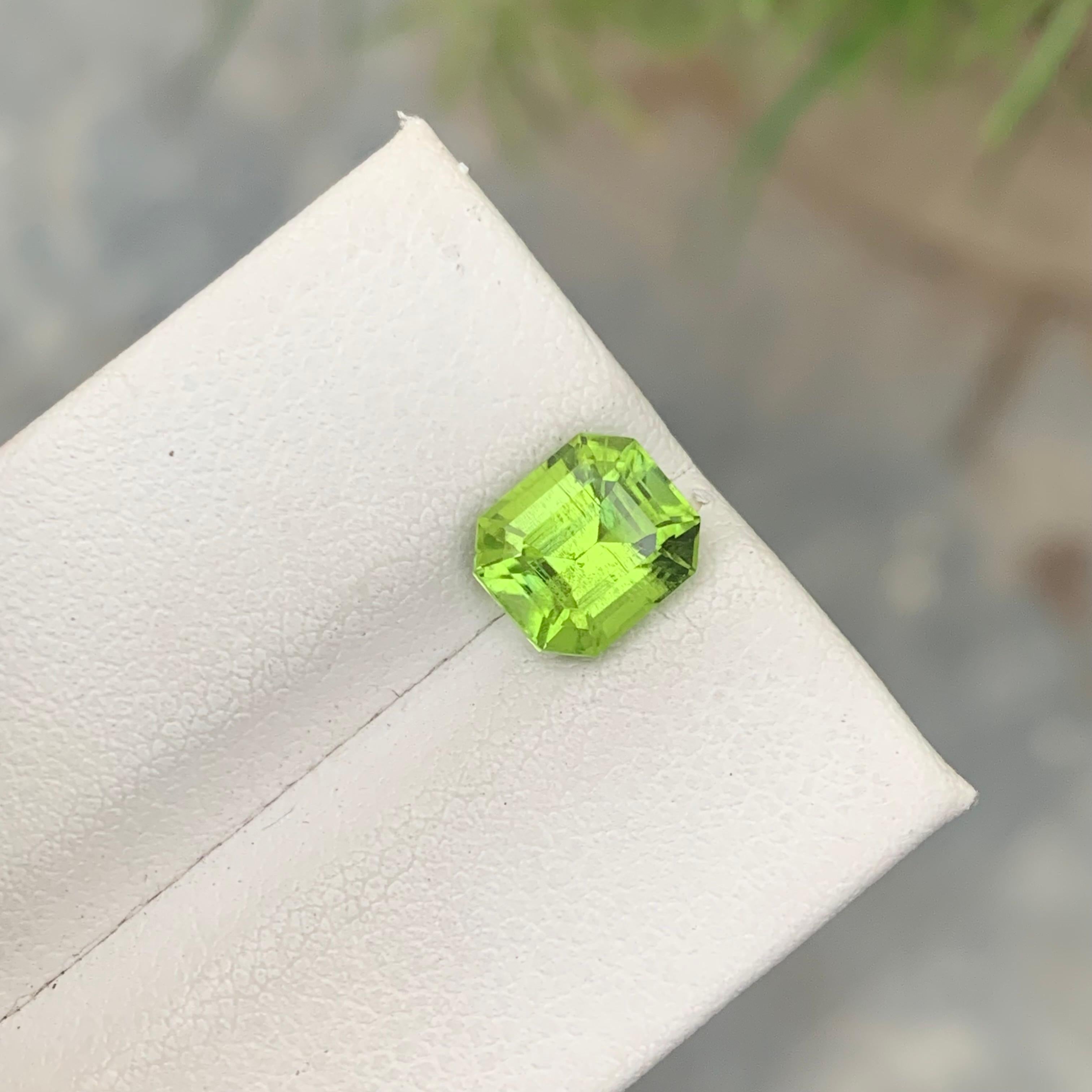 Pierre précieuse de péridot vert taille émeraude naturelle de 2,15 carats de pureté SI, mine du Pakistan en vente 2