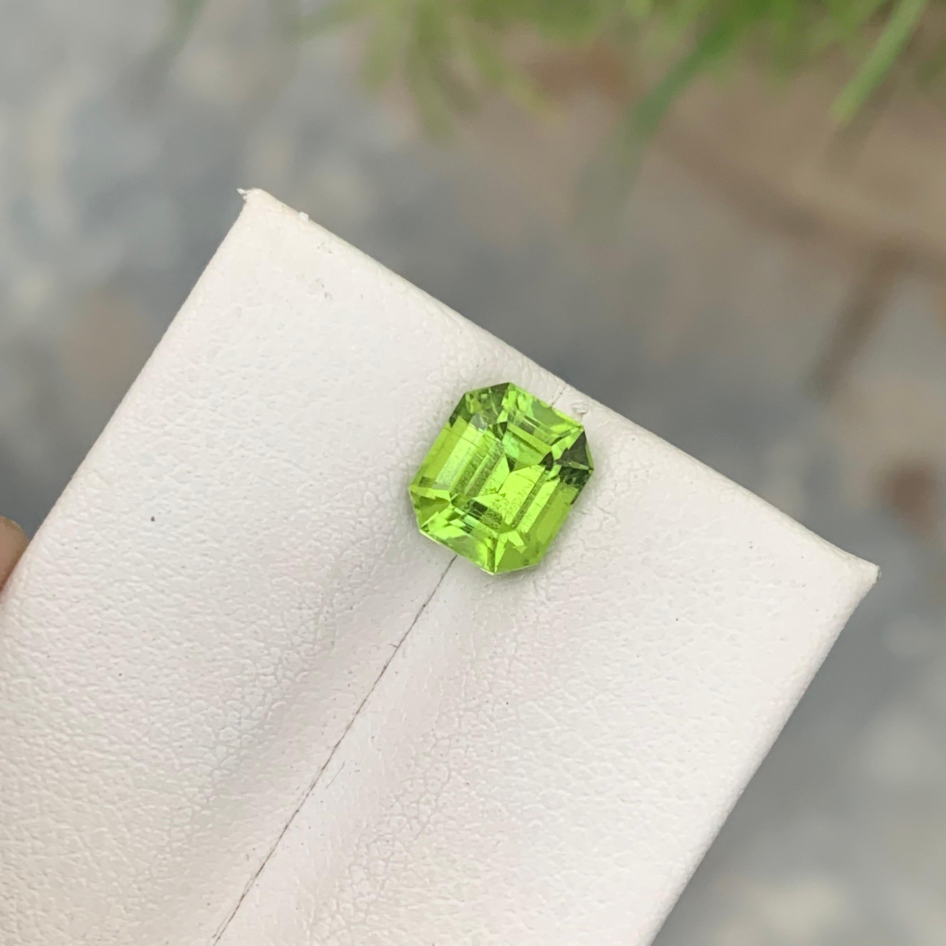 SI Clarity 2.15 Carat Natural Emerald Cut Green Peridot Gemstone Pakistan Mine For Sale 3