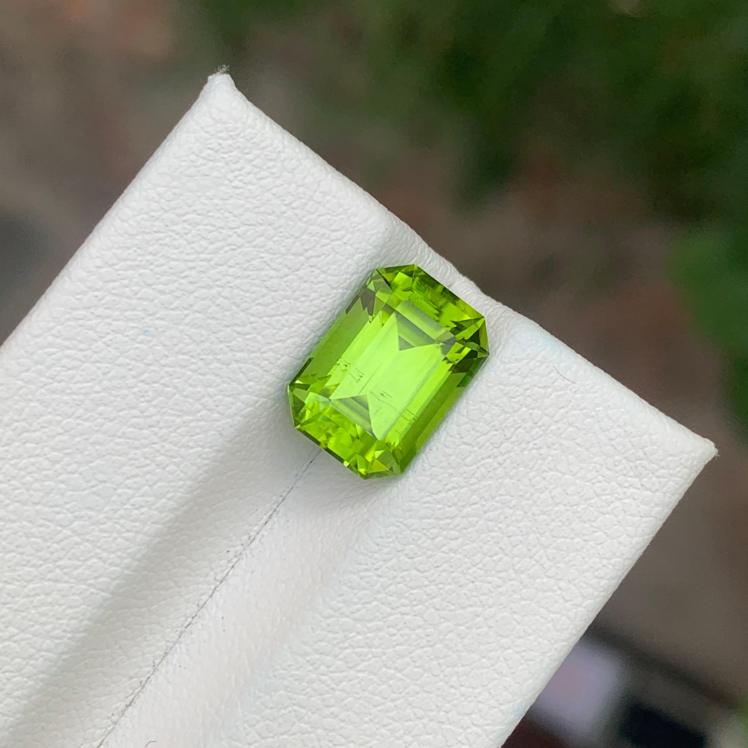 SI Clarity 4.70 Carat Natural Peridot Emerald Shape Loose Gemstone For Sale 4