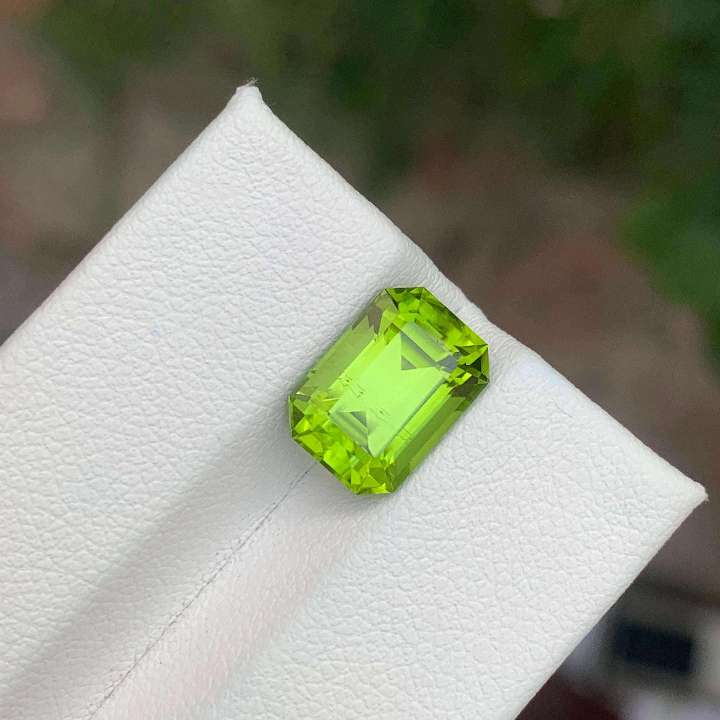 SI Clarity 4.70 Carat Natural Peridot Emerald Shape Loose Gemstone For Sale 5