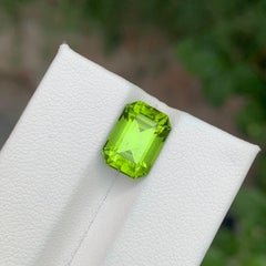 Peridoto naturale a forma di smeraldo di 4,70 carati con purezza SI, gemma sfusa